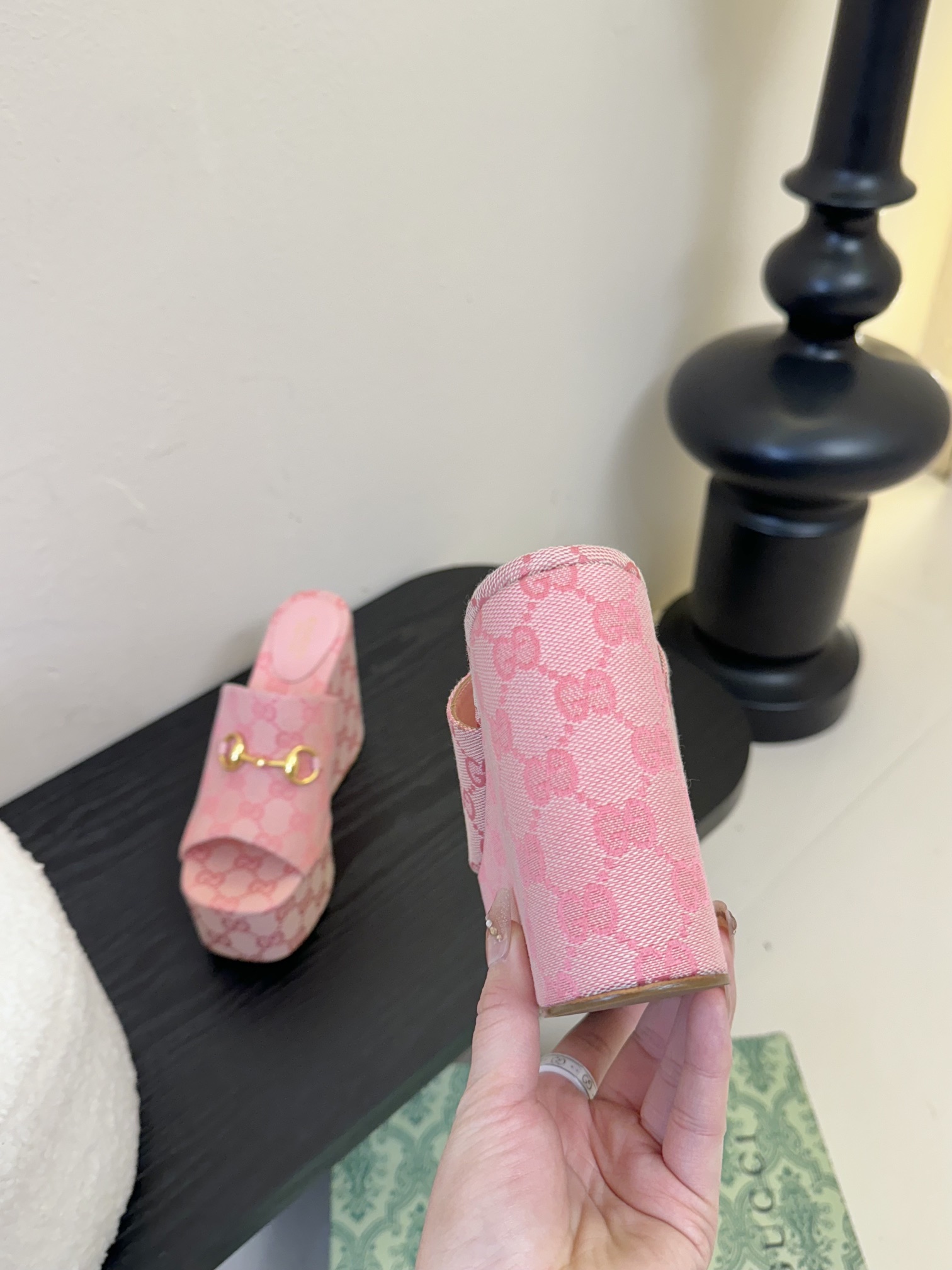 
GuccI古驰
经典双G钻扣老花厚底凉鞋系列
鞋面：品牌布料
内里：羊皮
大底：真皮大底
Size：3