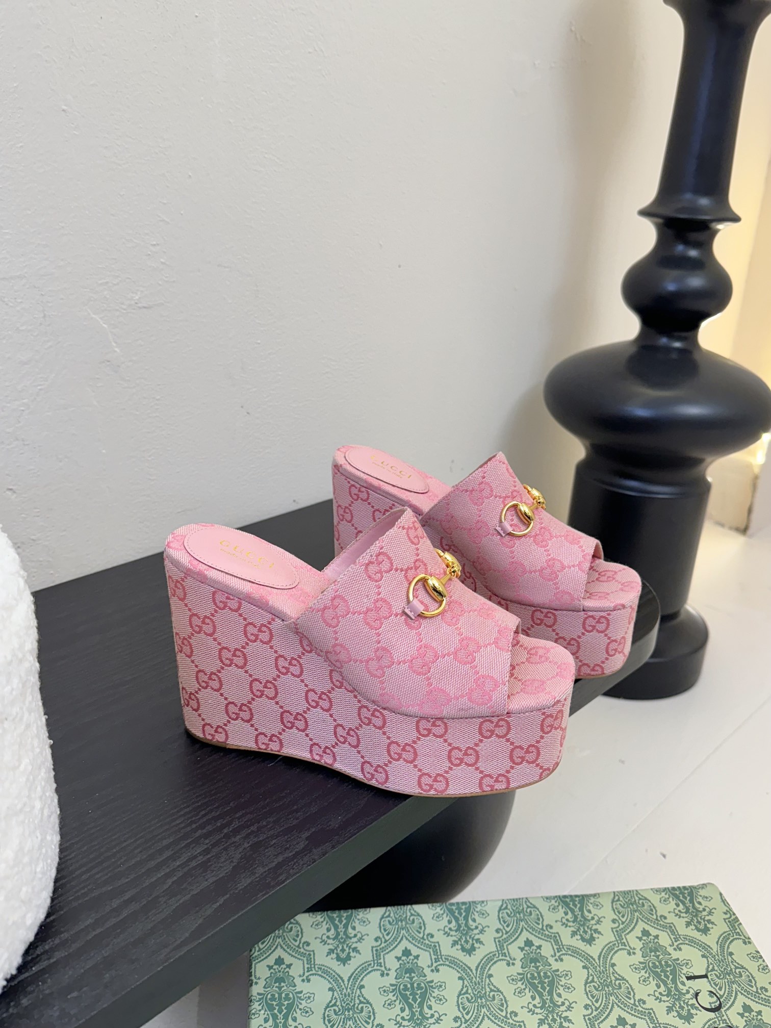 
GuccI古驰
经典双G钻扣老花厚底凉鞋系列
鞋面：品牌布料
内里：羊皮
大底：真皮大底
Size：3