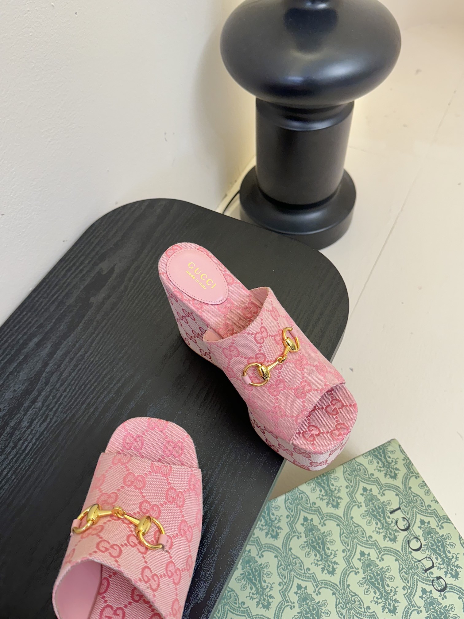 
GuccI古驰
经典双G钻扣老花厚底凉鞋系列
鞋面：品牌布料
内里：羊皮
大底：真皮大底
Size：3