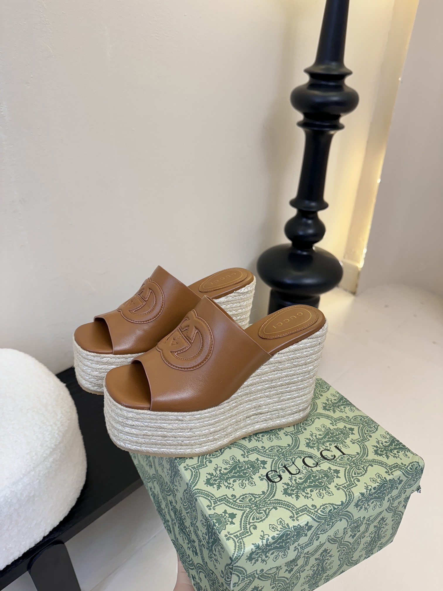 
GuccI古驰
经典双G钻扣老花厚底凉鞋系列
鞋面：品牌布料
内里：羊皮
大底：真皮大底
Size：3