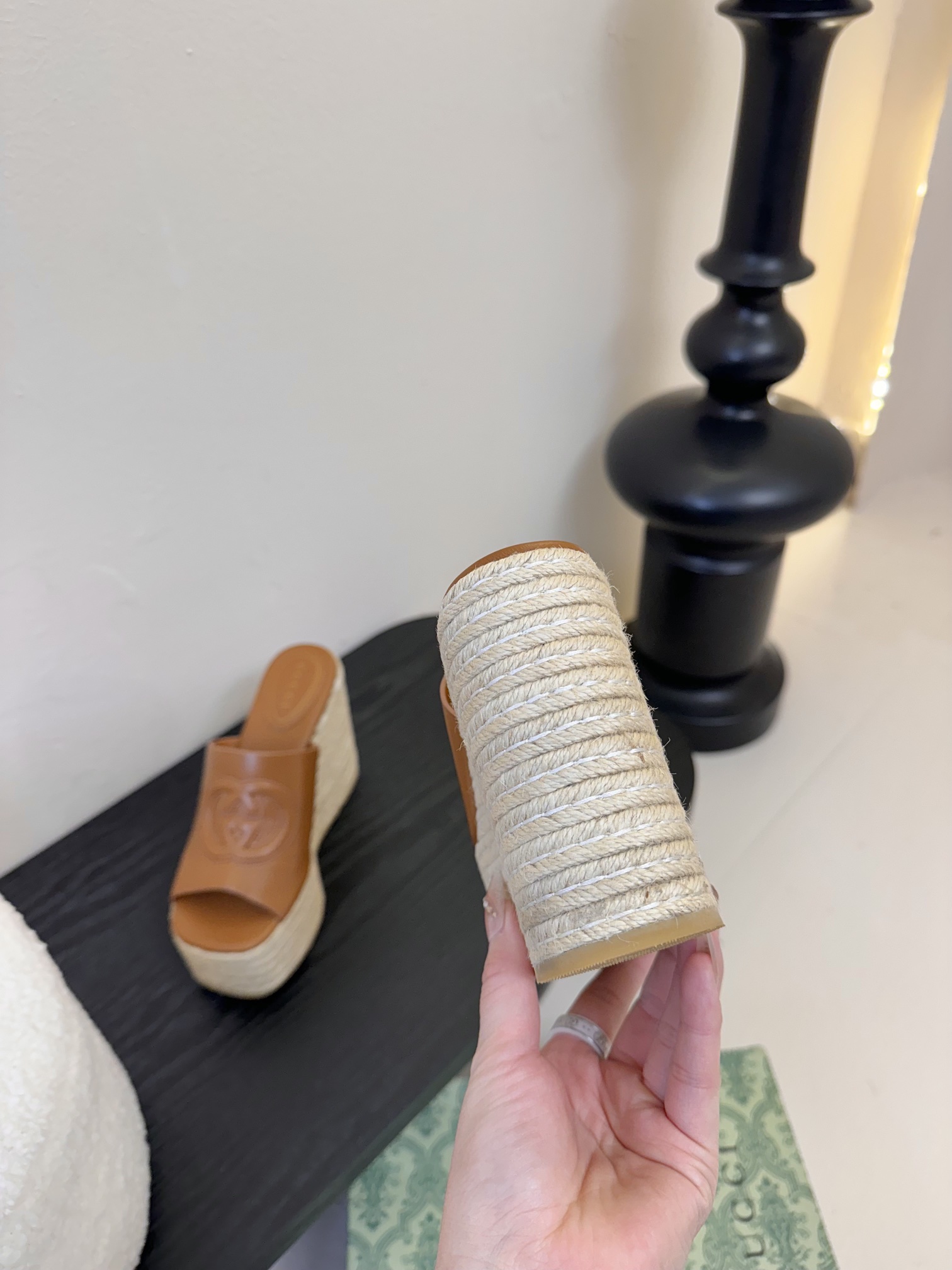 
GuccI古驰
经典双G钻扣老花厚底凉鞋系列
鞋面：品牌布料
内里：羊皮
大底：真皮大底
Size：3