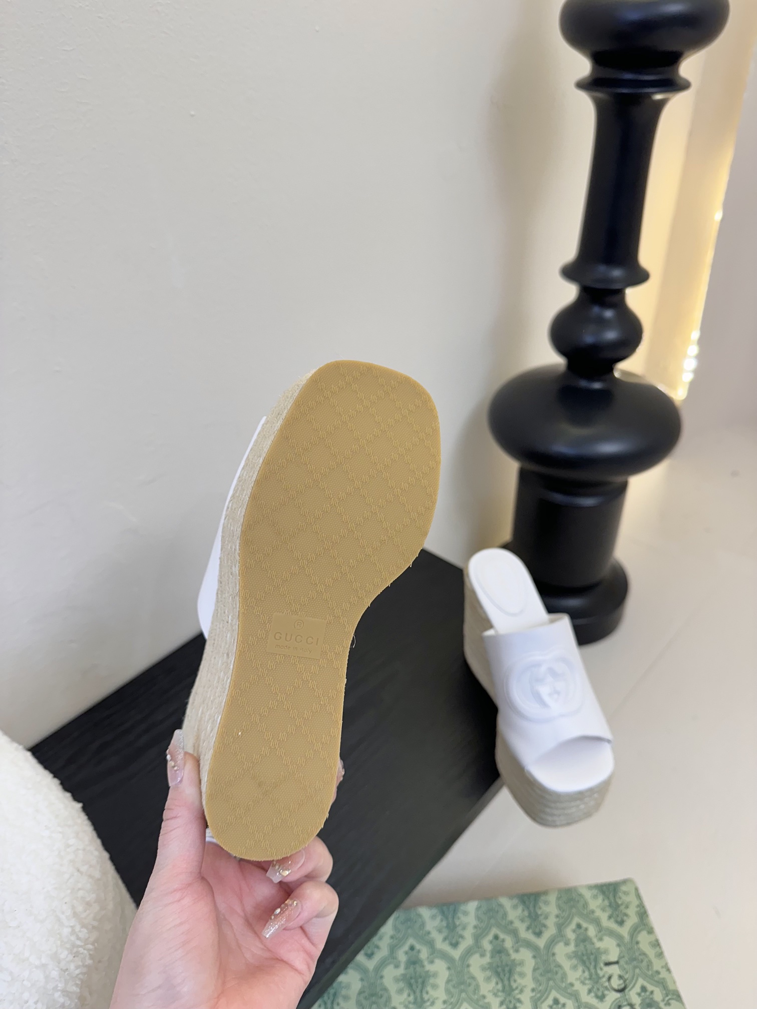 
GuccI古驰
经典双G钻扣老花厚底凉鞋系列
鞋面：品牌布料
内里：羊皮
大底：真皮大底
Size：3