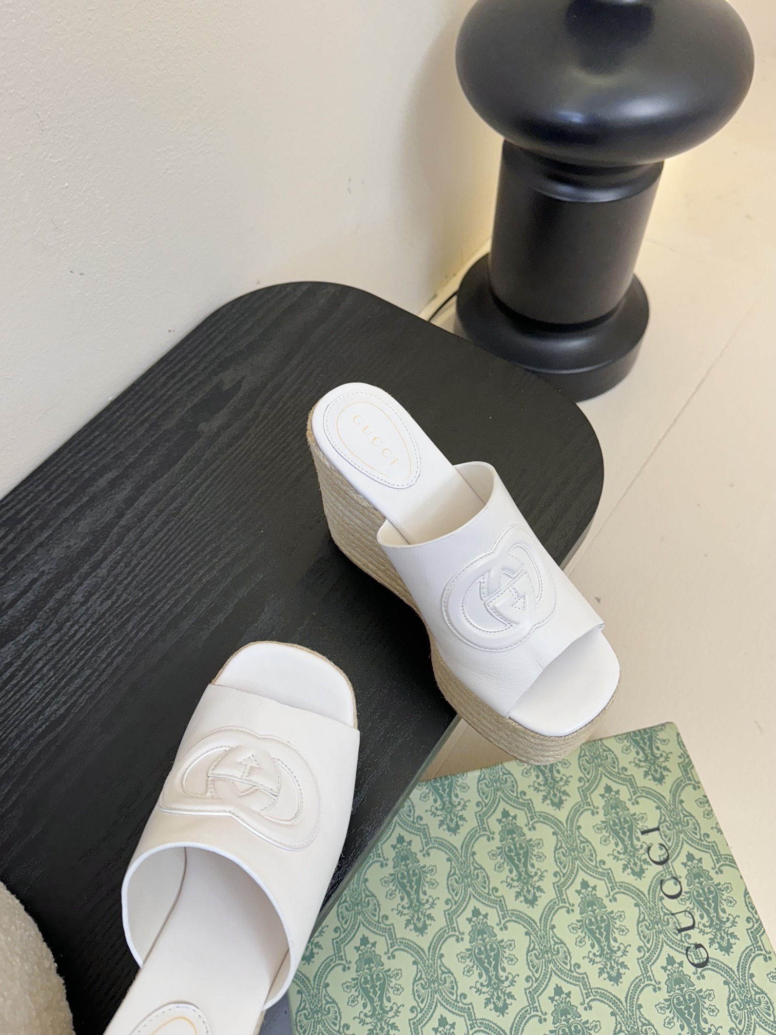 
GuccI古驰
经典双G钻扣老花厚底凉鞋系列
鞋面：品牌布料
内里：羊皮
大底：真皮大底
Size：3