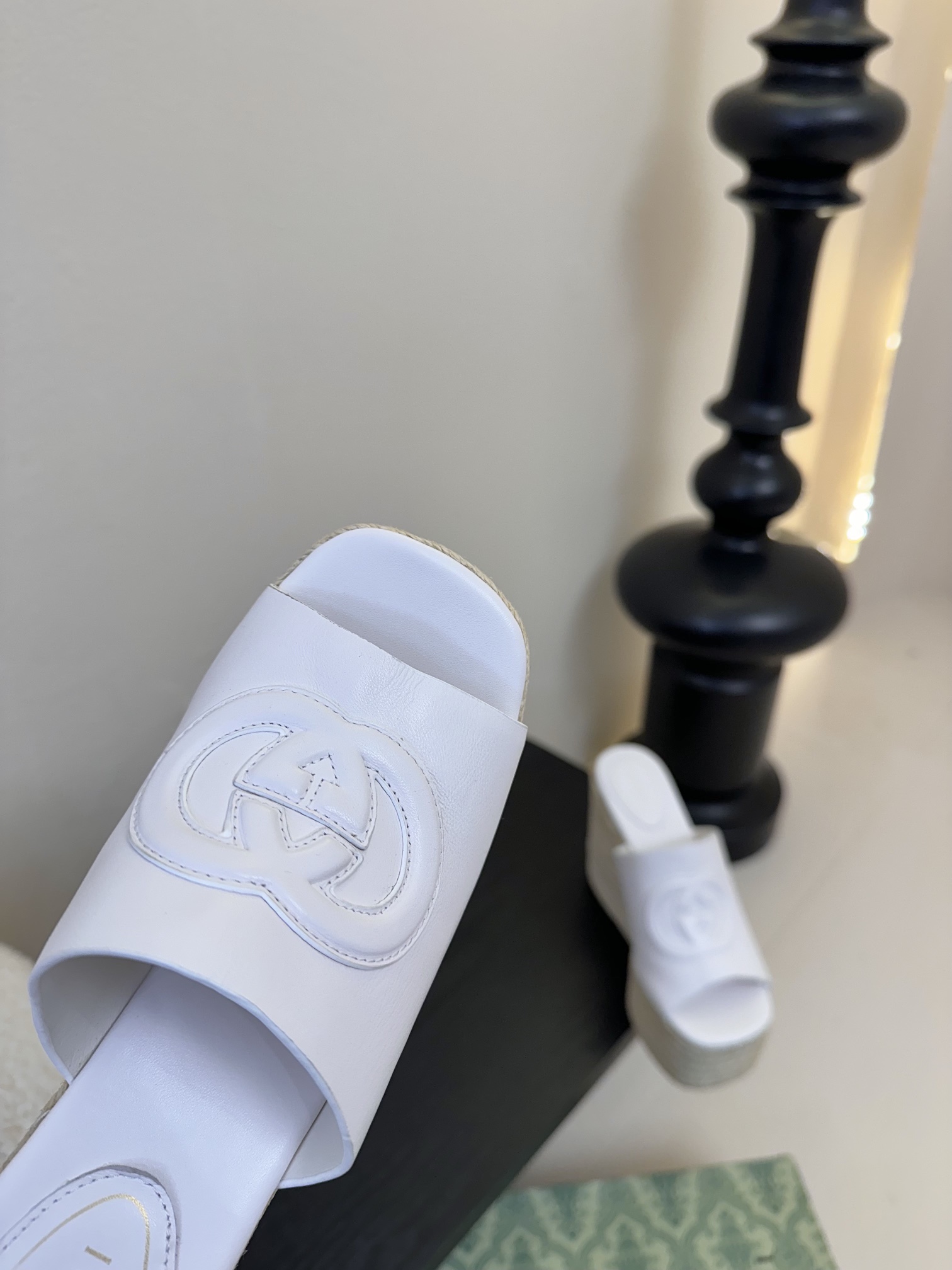 
GuccI古驰
经典双G钻扣老花厚底凉鞋系列
鞋面：品牌布料
内里：羊皮
大底：真皮大底
Size：3