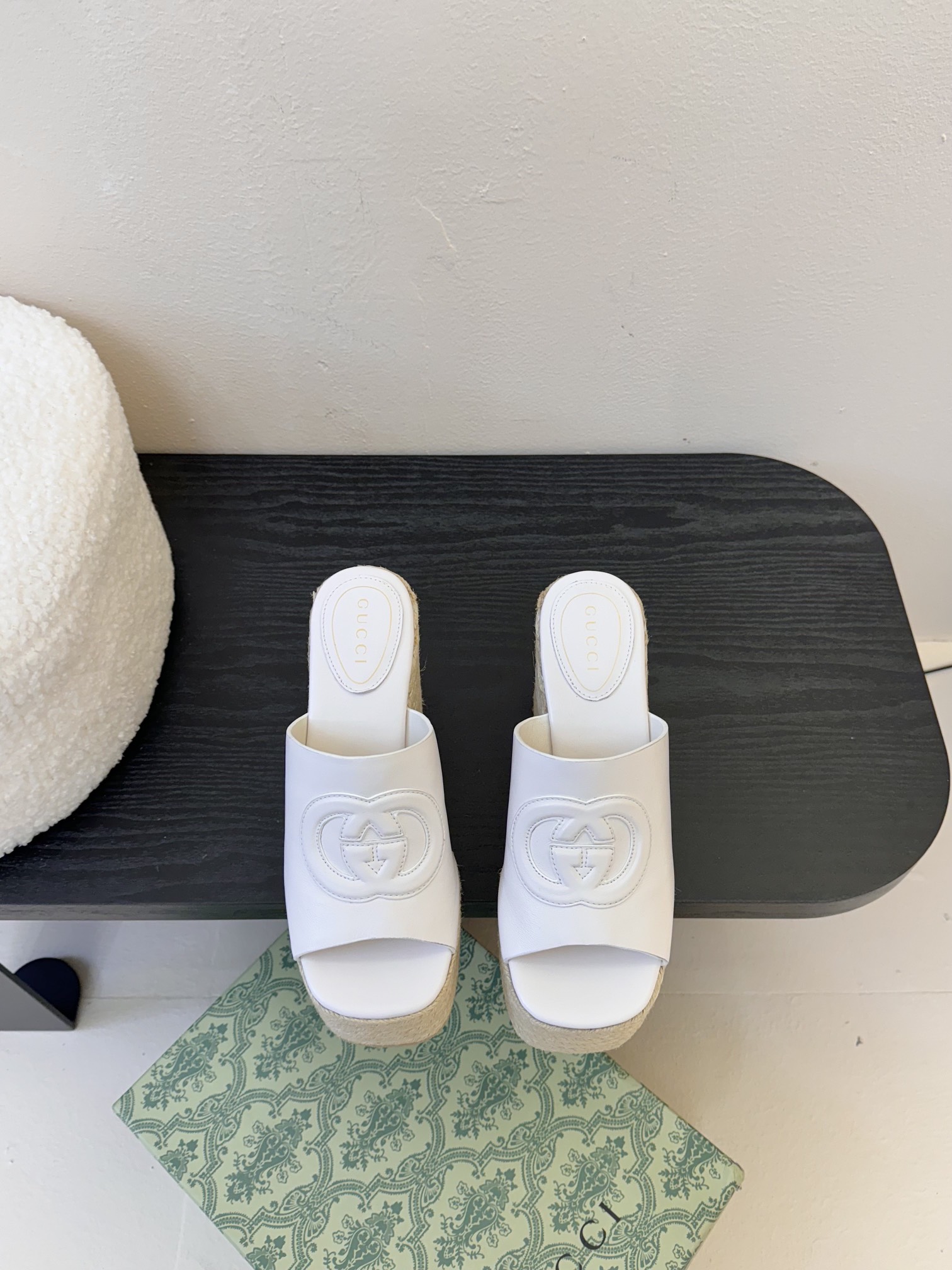 
GuccI古驰
经典双G钻扣老花厚底凉鞋系列
鞋面：品牌布料
内里：羊皮
大底：真皮大底
Size：3