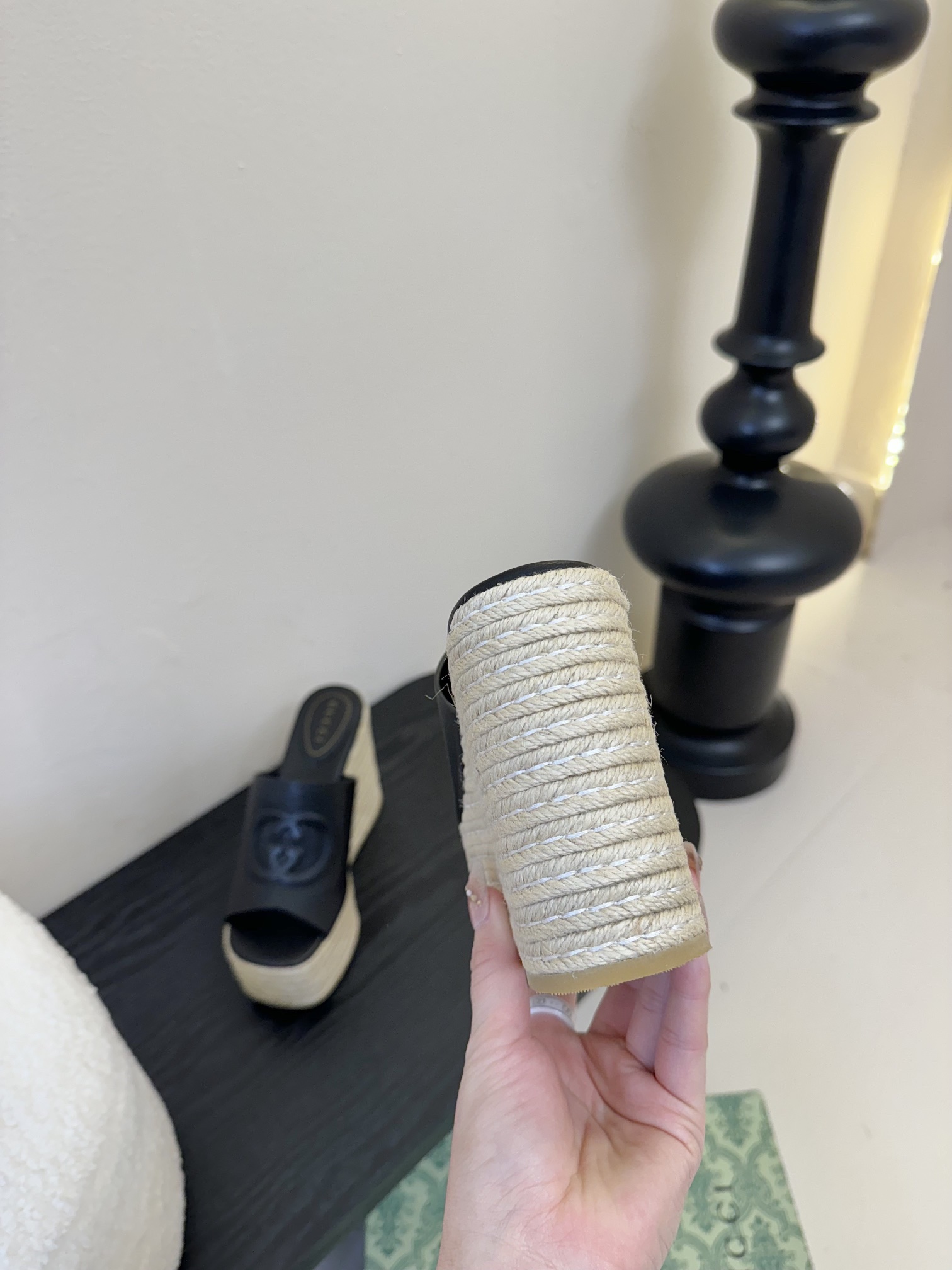 
GuccI古驰
经典双G钻扣老花厚底凉鞋系列
鞋面：品牌布料
内里：羊皮
大底：真皮大底
Size：3