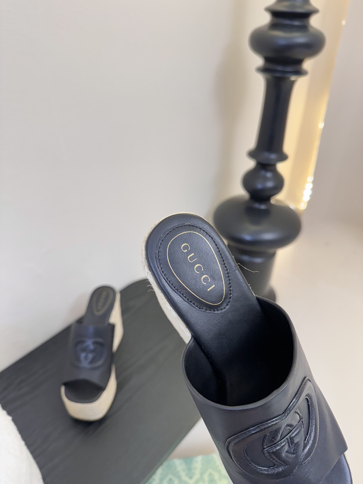
GuccI古驰
经典双G钻扣老花厚底凉鞋系列
鞋面：品牌布料
内里：羊皮
大底：真皮大底
Size：3
