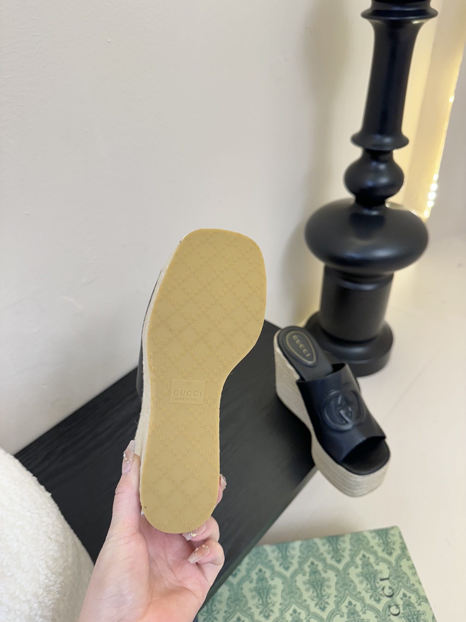 
GuccI古驰
经典双G钻扣老花厚底凉鞋系列
鞋面：品牌布料
内里：羊皮
大底：真皮大底
Size：3