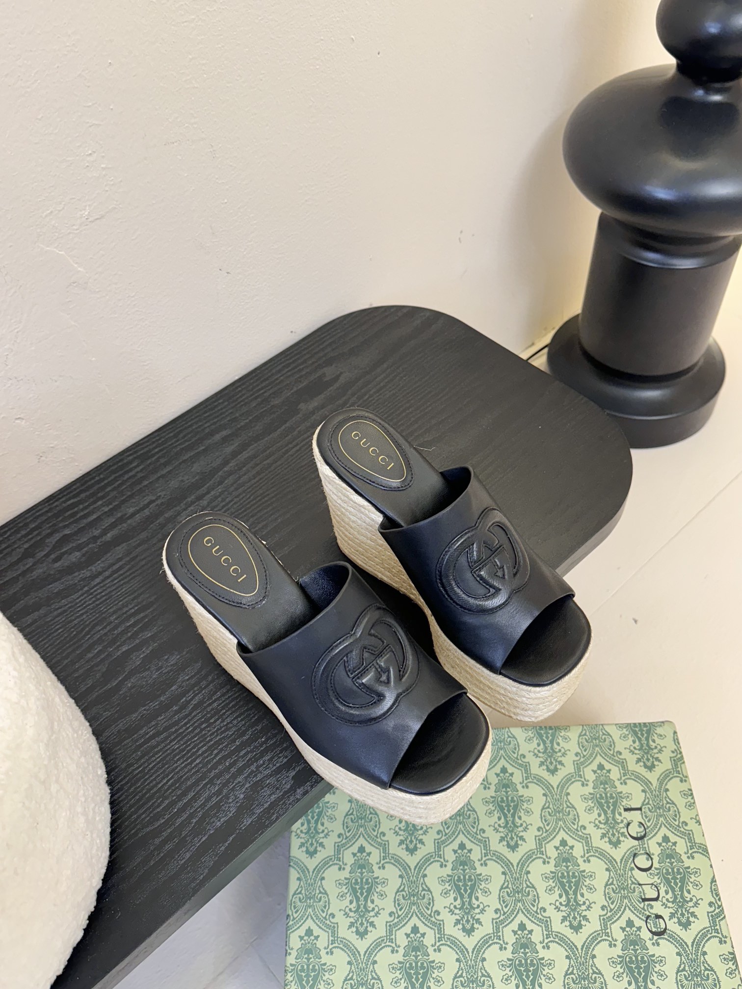 
GuccI古驰
经典双G钻扣老花厚底凉鞋系列
鞋面：品牌布料
内里：羊皮
大底：真皮大底
Size：3