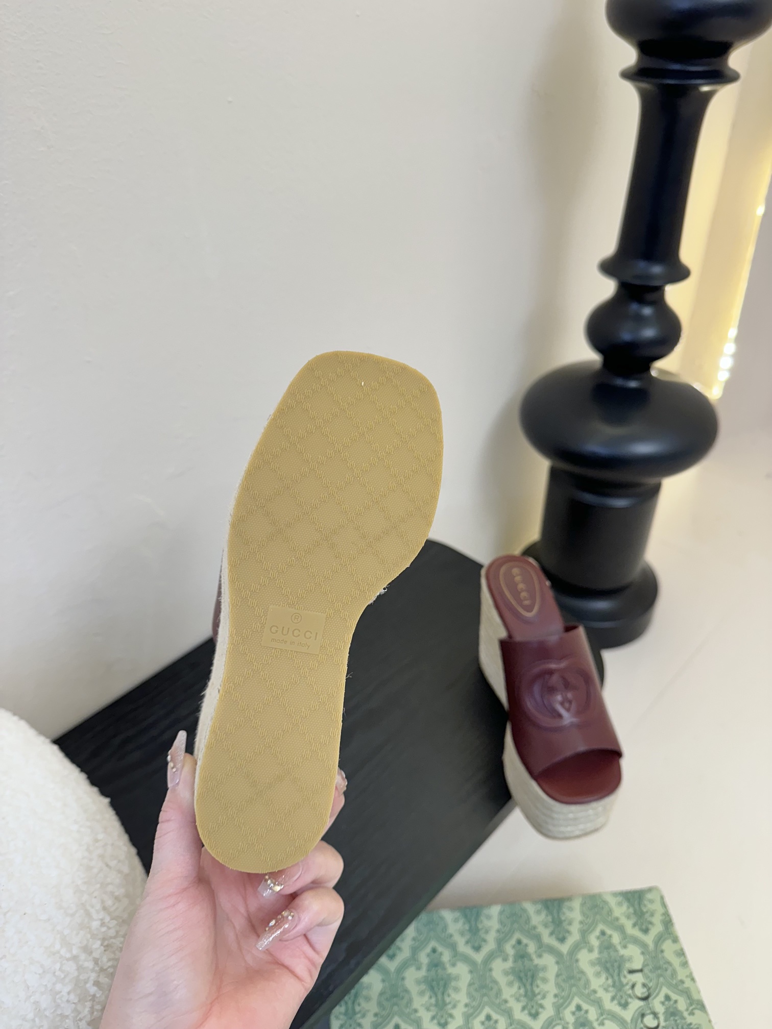 
GuccI古驰
经典双G钻扣老花厚底凉鞋系列
鞋面：品牌布料
内里：羊皮
大底：真皮大底
Size：3