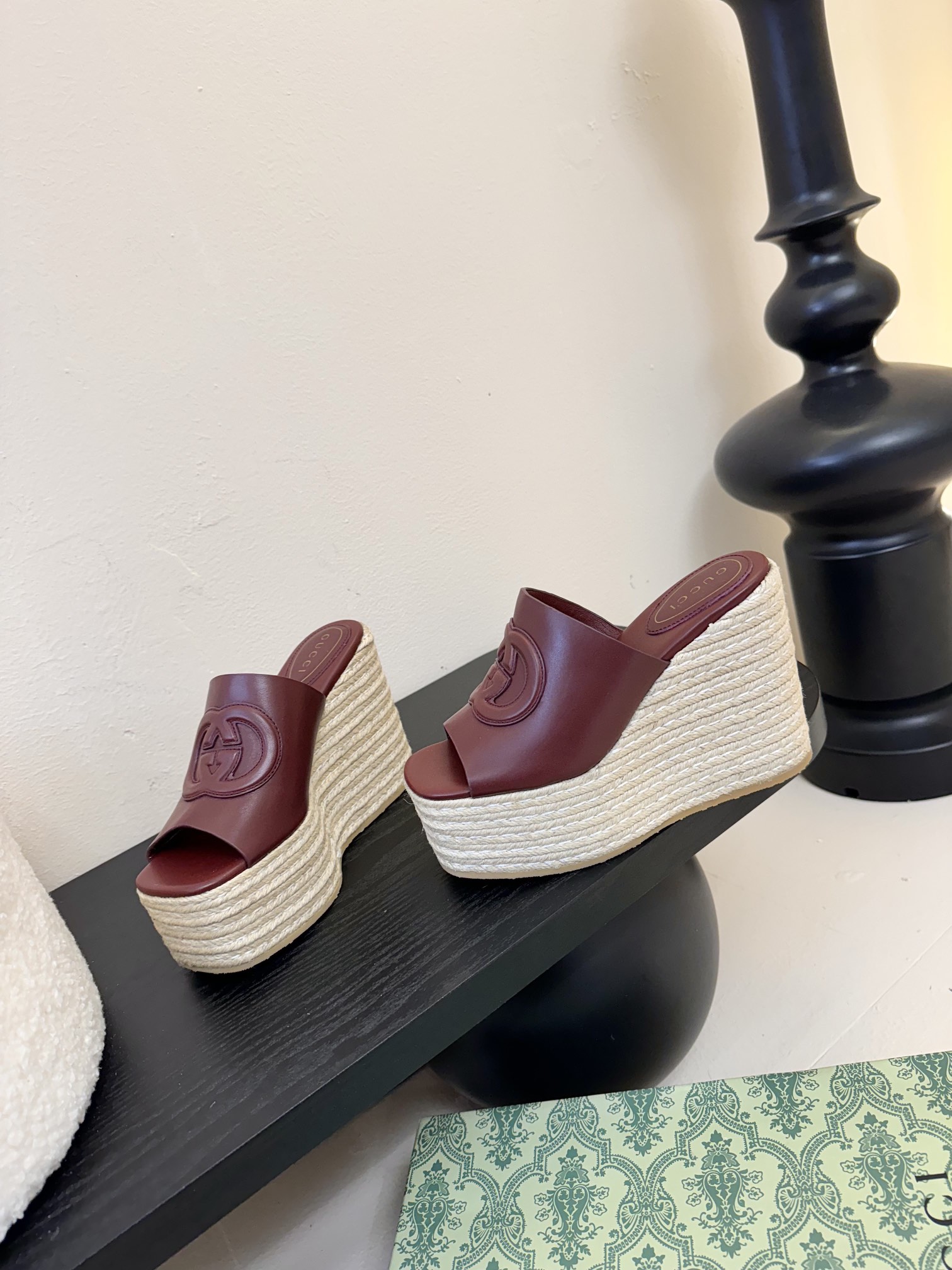 
GuccI古驰
经典双G钻扣老花厚底凉鞋系列
鞋面：品牌布料
内里：羊皮
大底：真皮大底
Size：3
