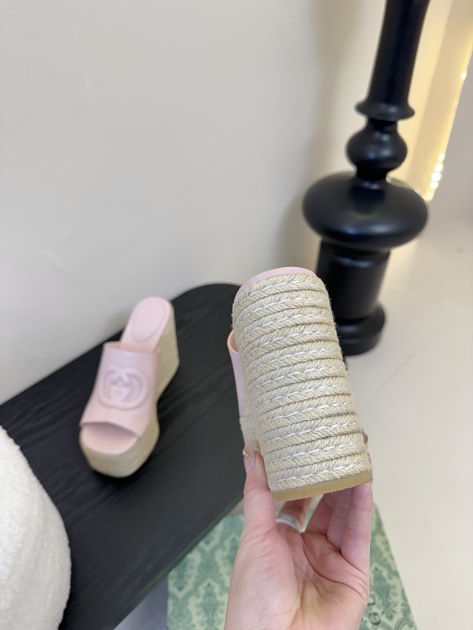 
GuccI古驰
经典双G钻扣老花厚底凉鞋系列
鞋面：品牌布料
内里：羊皮
大底：真皮大底
Size：3
