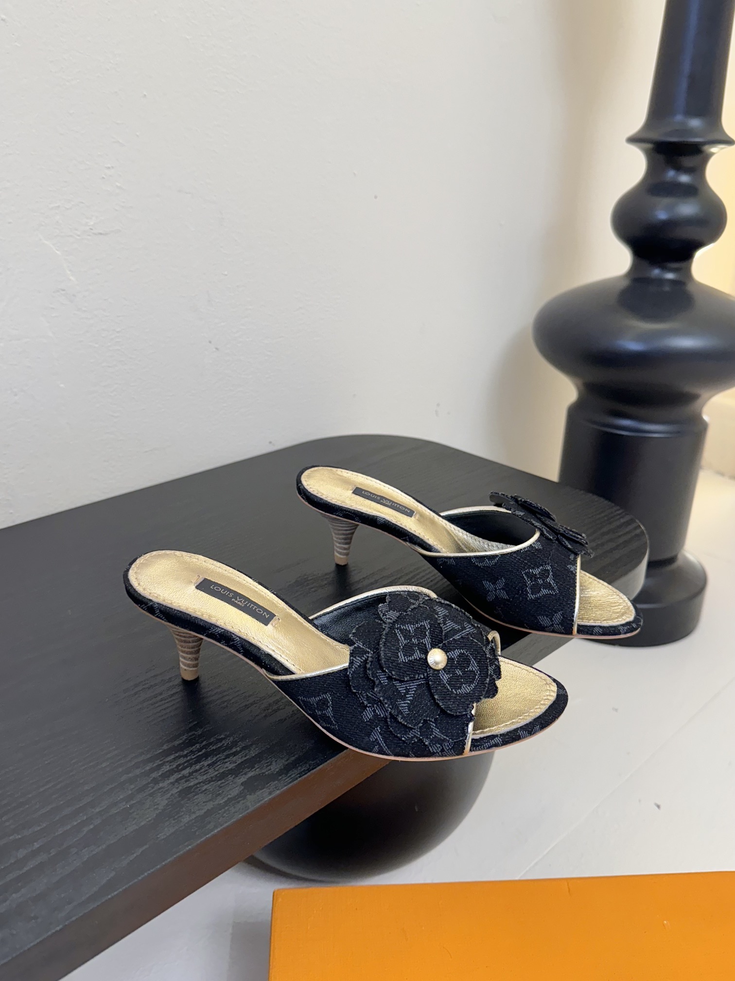 拖鞋
 驴家新品🆕 new arrival～LV春夏单宁猫跟拖鞋.单宁色搭配的棕色皮质，也太出彩了！
刚