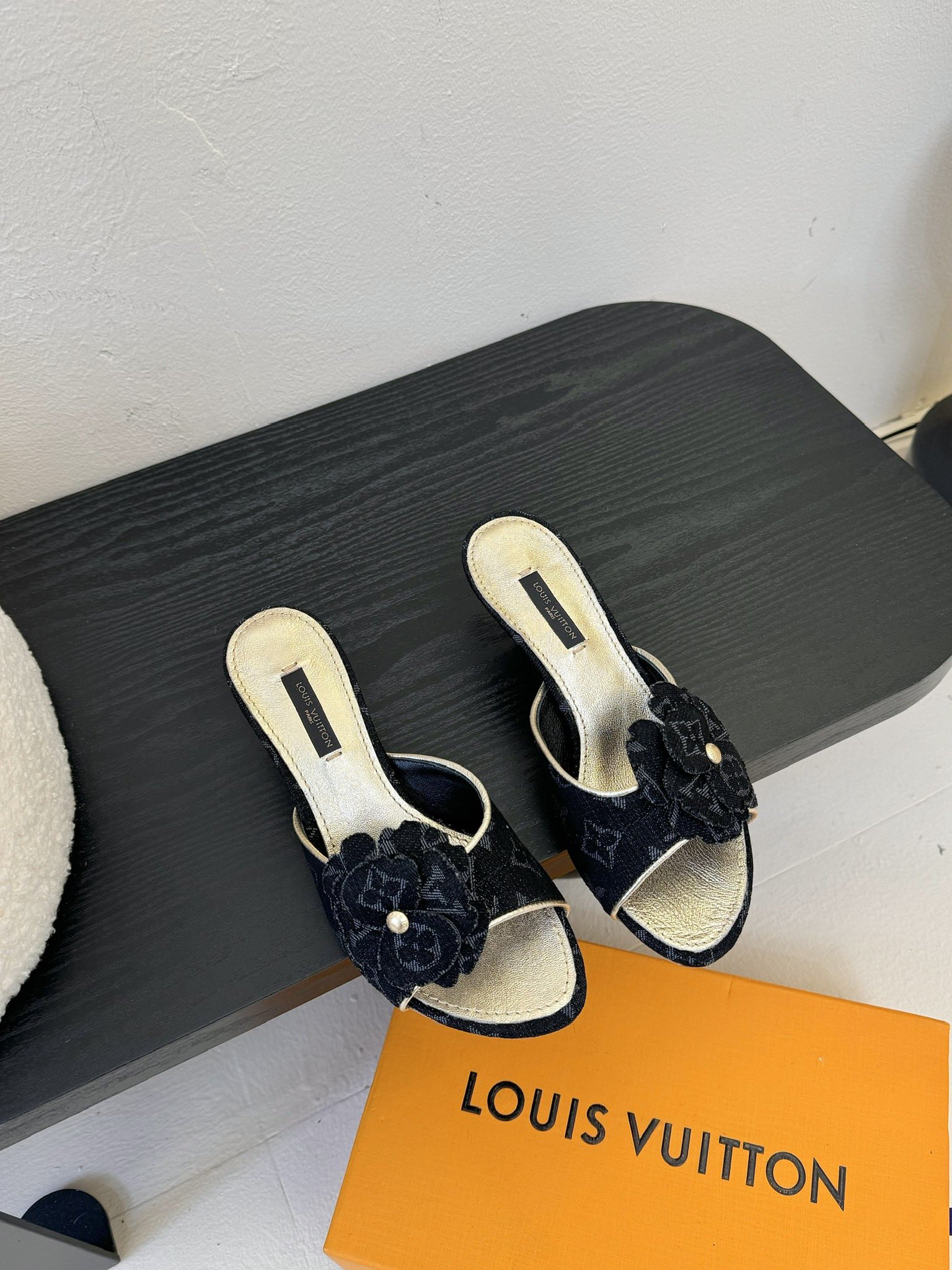拖鞋
 驴家新品🆕 new arrival～LV春夏单宁猫跟拖鞋.单宁色搭配的棕色皮质，也太出彩了！
刚