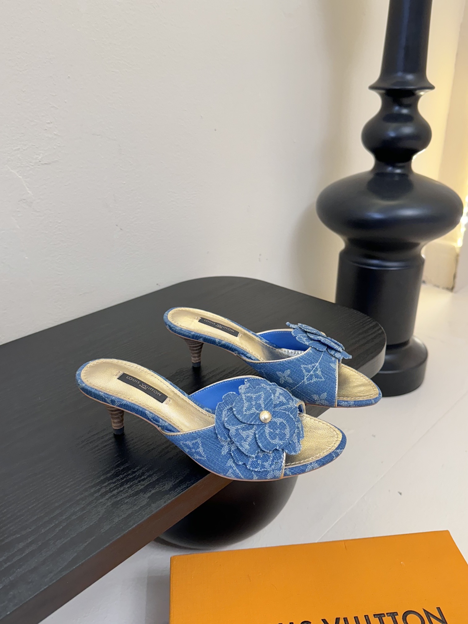 拖鞋
 驴家新品🆕 new arrival～LV春夏单宁猫跟拖鞋.单宁色搭配的棕色皮质，也太出彩了！
刚