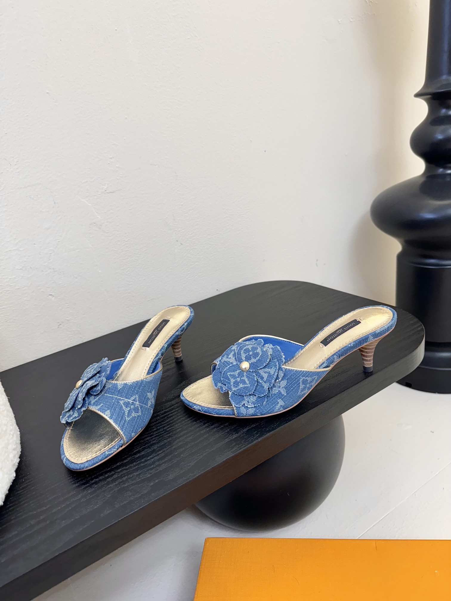 拖鞋
 驴家新品🆕 new arrival～LV春夏单宁猫跟拖鞋.单宁色搭配的棕色皮质，也太出彩了！
刚