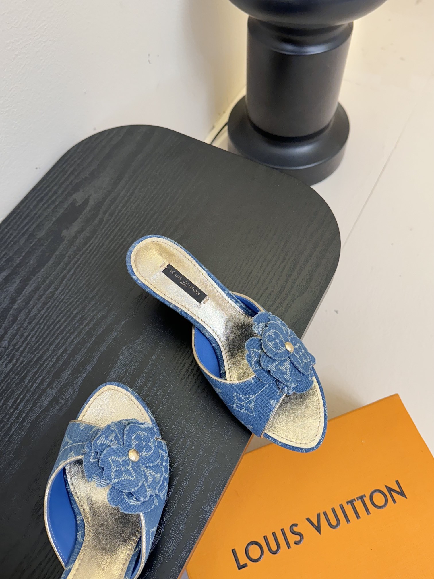 拖鞋
 驴家新品🆕 new arrival～LV春夏单宁猫跟拖鞋.单宁色搭配的棕色皮质，也太出彩了！
刚