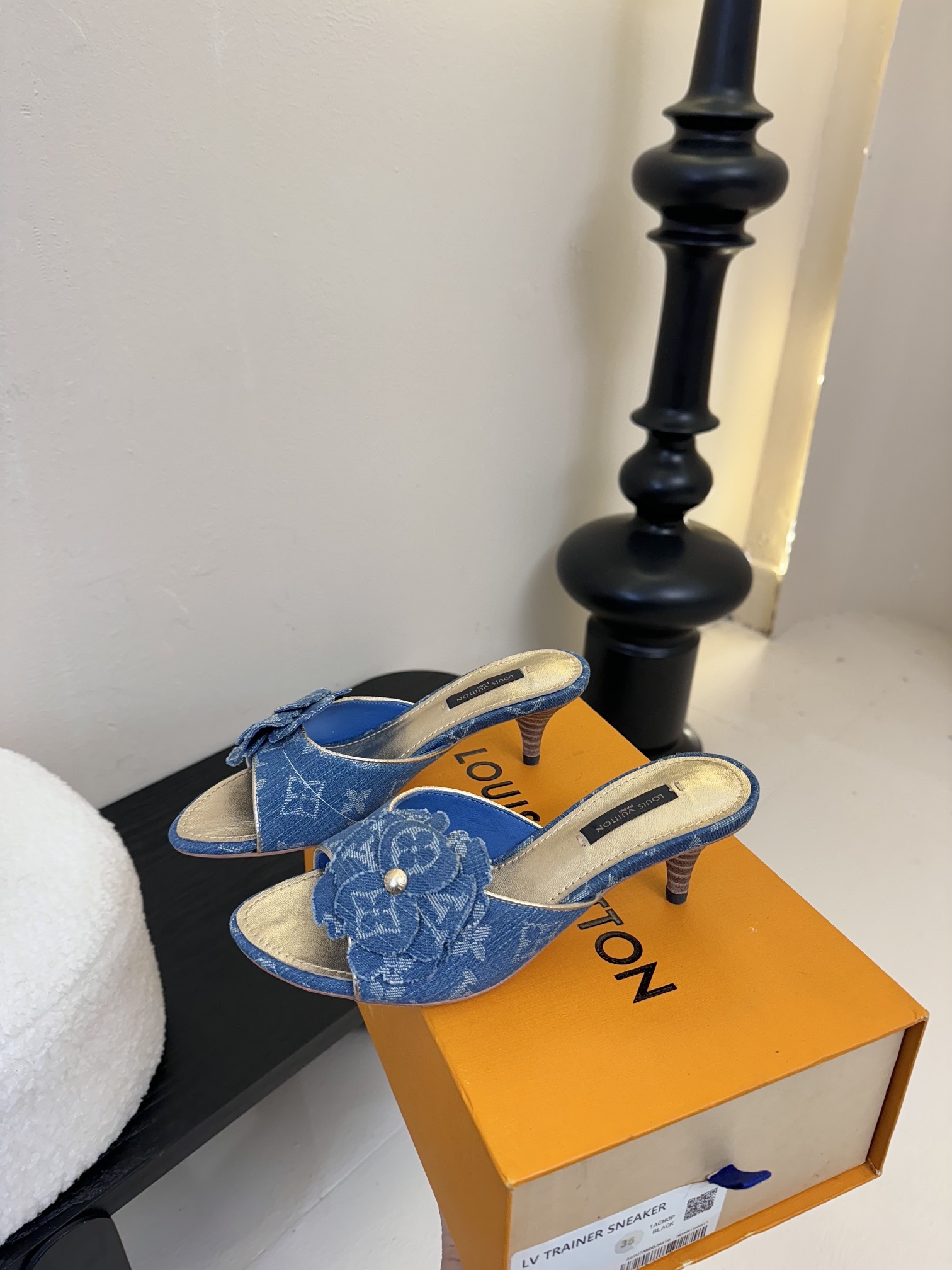 拖鞋
 驴家新品🆕 new arrival～LV春夏单宁猫跟拖鞋.单宁色搭配的棕色皮质，也太出彩了！
刚