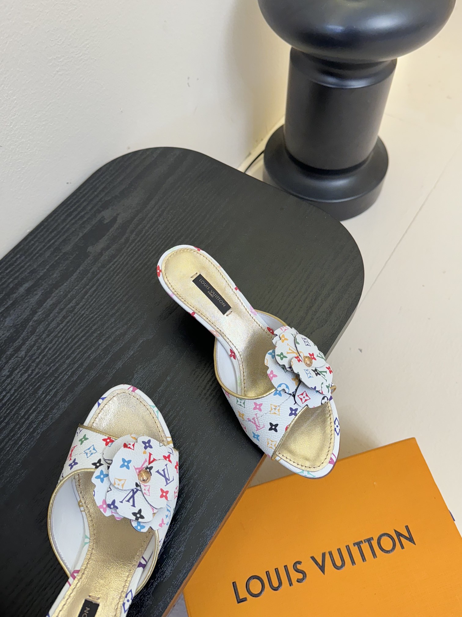 拖鞋
 驴家新品🆕 new arrival～LV春夏单宁猫跟拖鞋.单宁色搭配的棕色皮质，也太出彩了！
刚