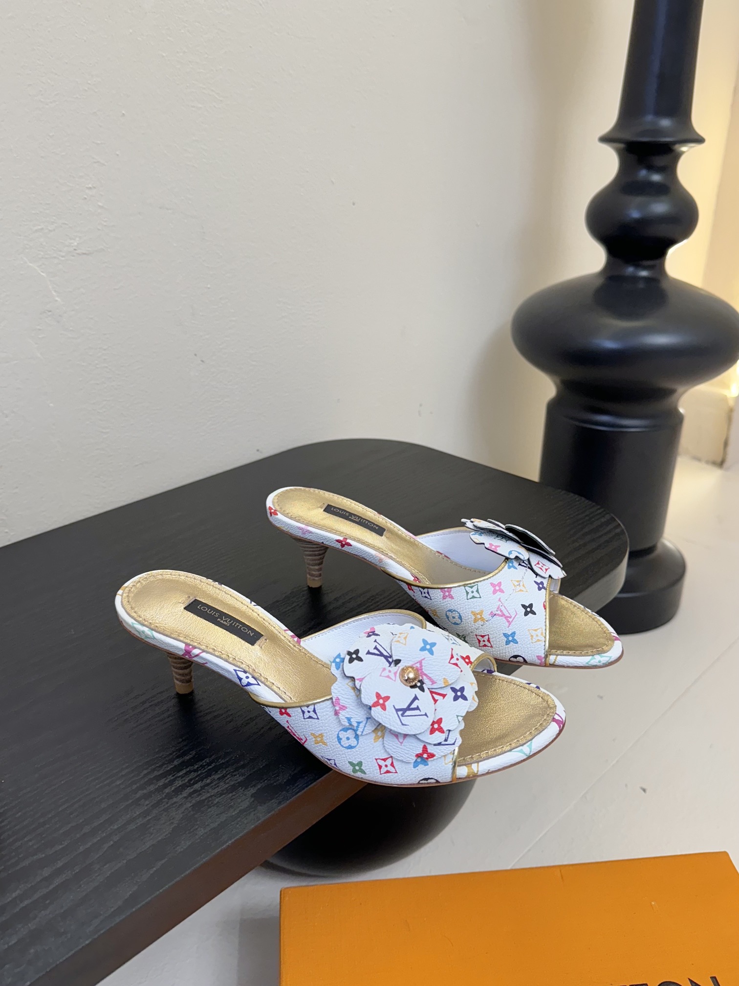 拖鞋
 驴家新品🆕 new arrival～LV春夏单宁猫跟拖鞋.单宁色搭配的棕色皮质，也太出彩了！
刚
