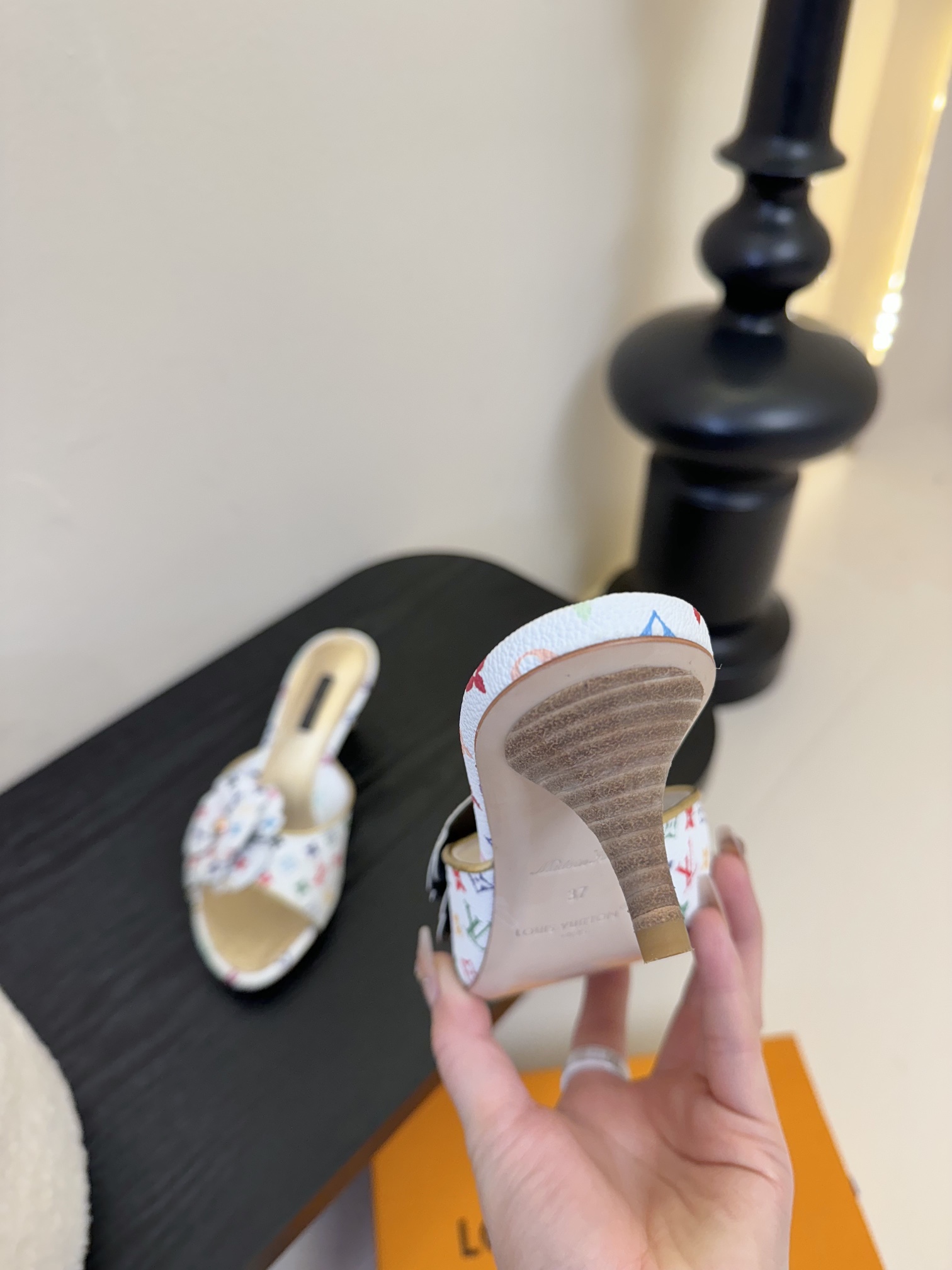 拖鞋
 驴家新品🆕 new arrival～LV春夏单宁猫跟拖鞋.单宁色搭配的棕色皮质，也太出彩了！
刚