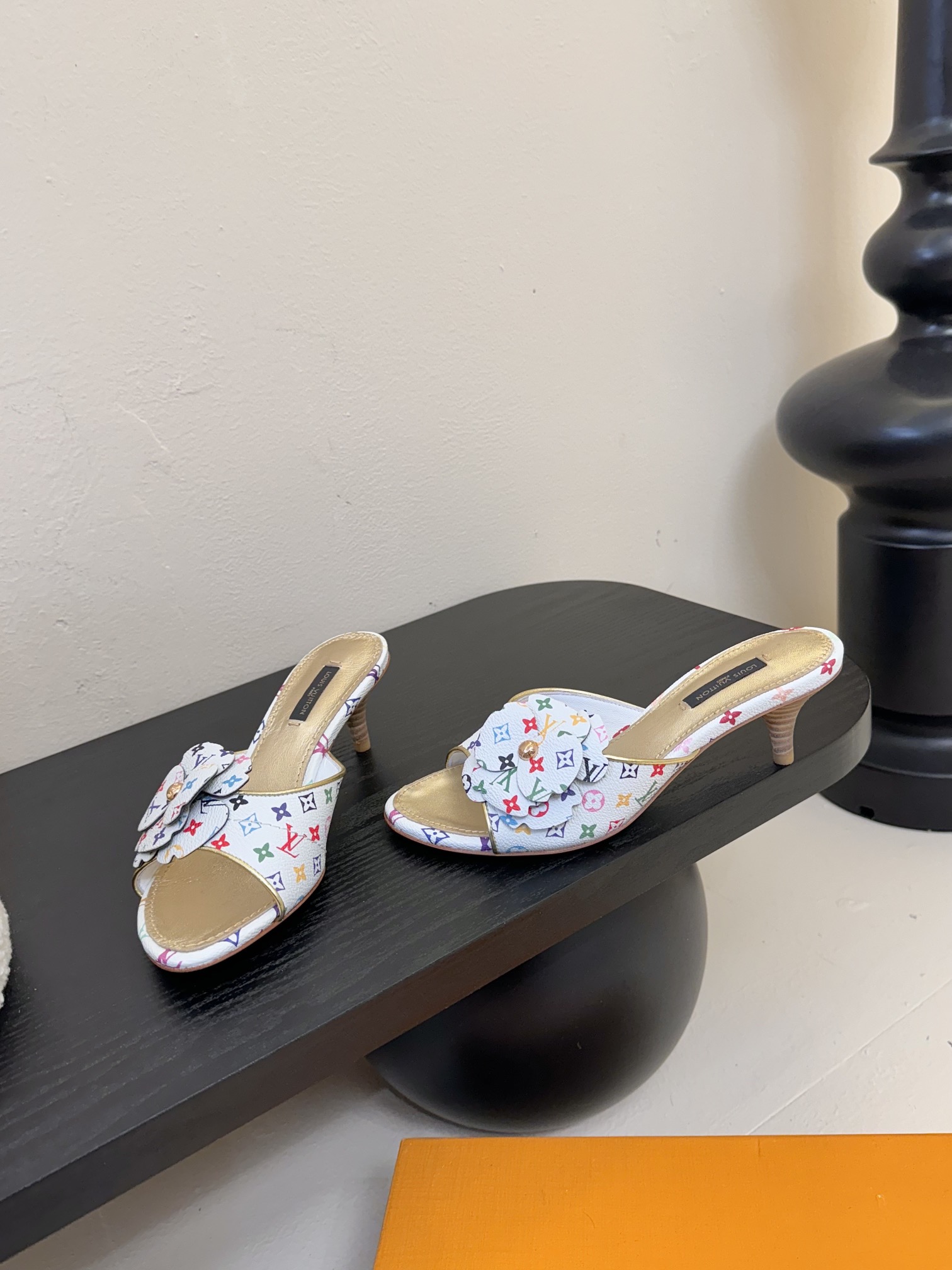 拖鞋
 驴家新品🆕 new arrival～LV春夏单宁猫跟拖鞋.单宁色搭配的棕色皮质，也太出彩了！
刚
