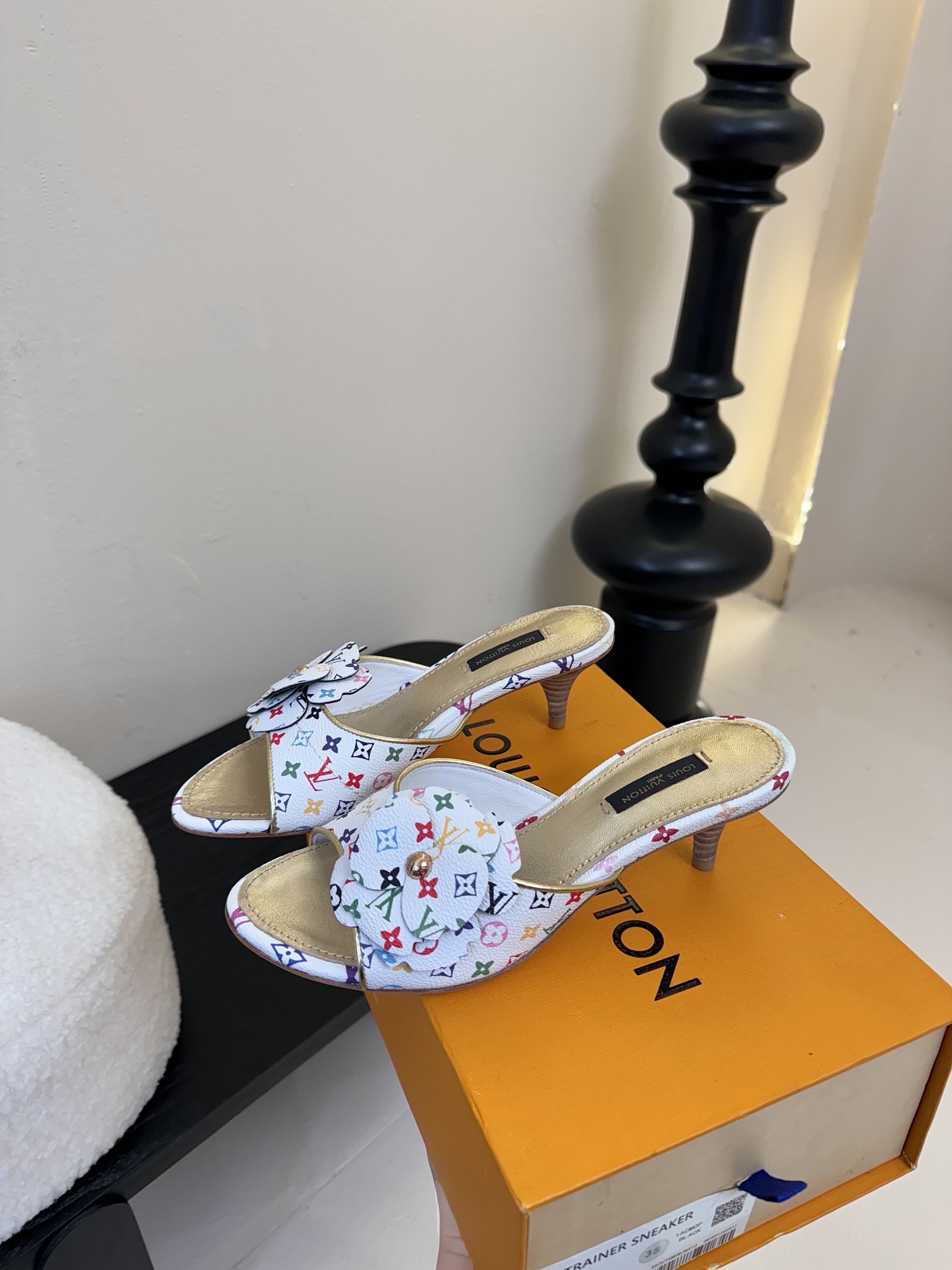 拖鞋
 驴家新品🆕 new arrival～LV春夏单宁猫跟拖鞋.单宁色搭配的棕色皮质，也太出彩了！
刚