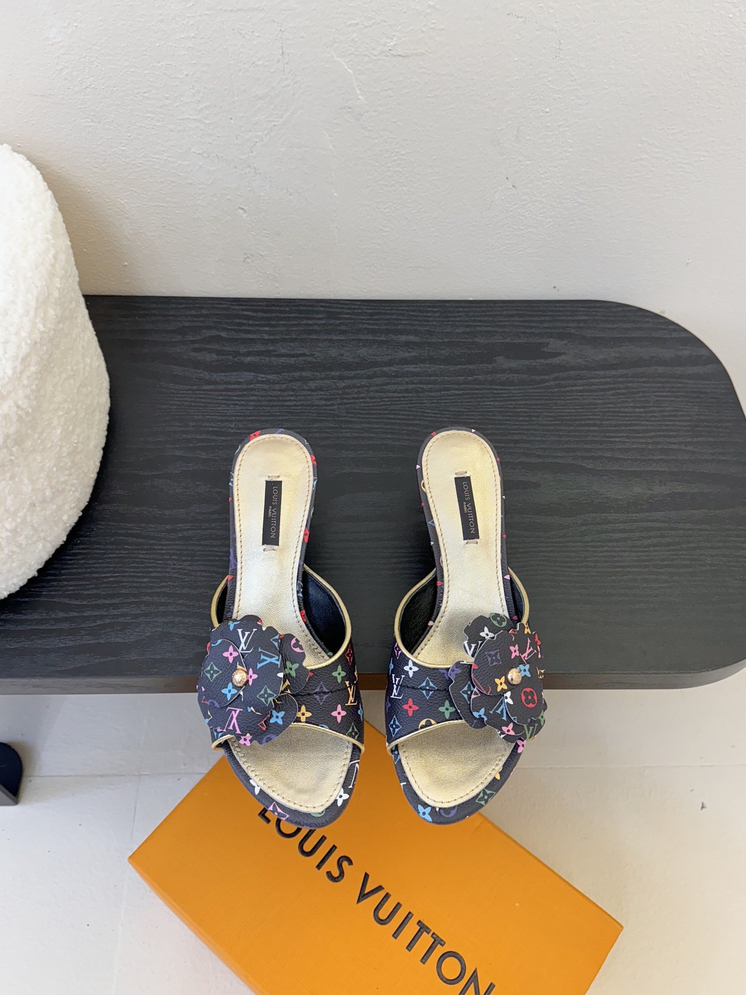 拖鞋
 驴家新品🆕 new arrival～LV春夏单宁猫跟拖鞋.单宁色搭配的棕色皮质，也太出彩了！
刚