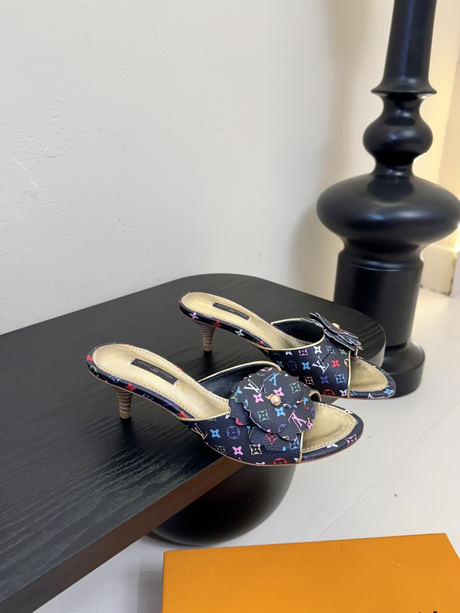 拖鞋
 驴家新品🆕 new arrival～LV春夏单宁猫跟拖鞋.单宁色搭配的棕色皮质，也太出彩了！
刚
