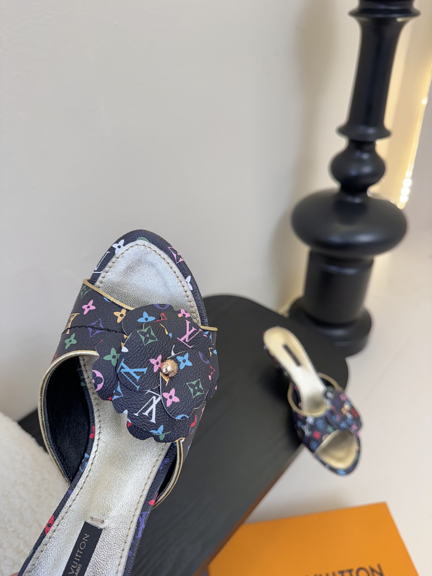 拖鞋
 驴家新品🆕 new arrival～LV春夏单宁猫跟拖鞋.单宁色搭配的棕色皮质，也太出彩了！
刚