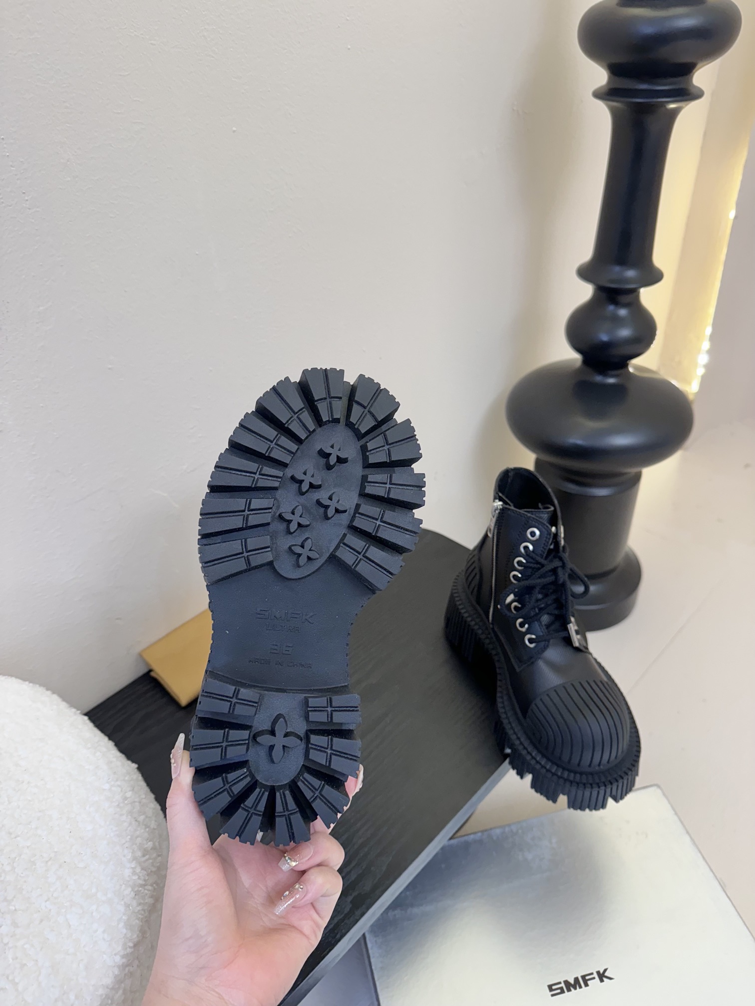 
SMFK 25ss 最新 四季马丁 新款马丁靴

卖疯了 宝子们！吴宣仪同款最近非常门 爆真的是很耐看