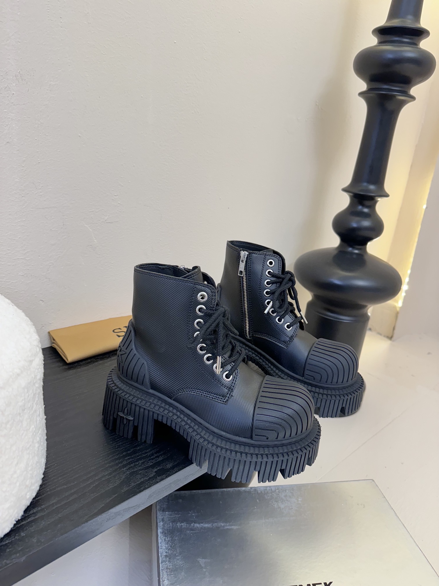 
SMFK 25ss 最新 四季马丁 新款马丁靴

卖疯了 宝子们！吴宣仪同款最近非常门 爆真的是很耐看