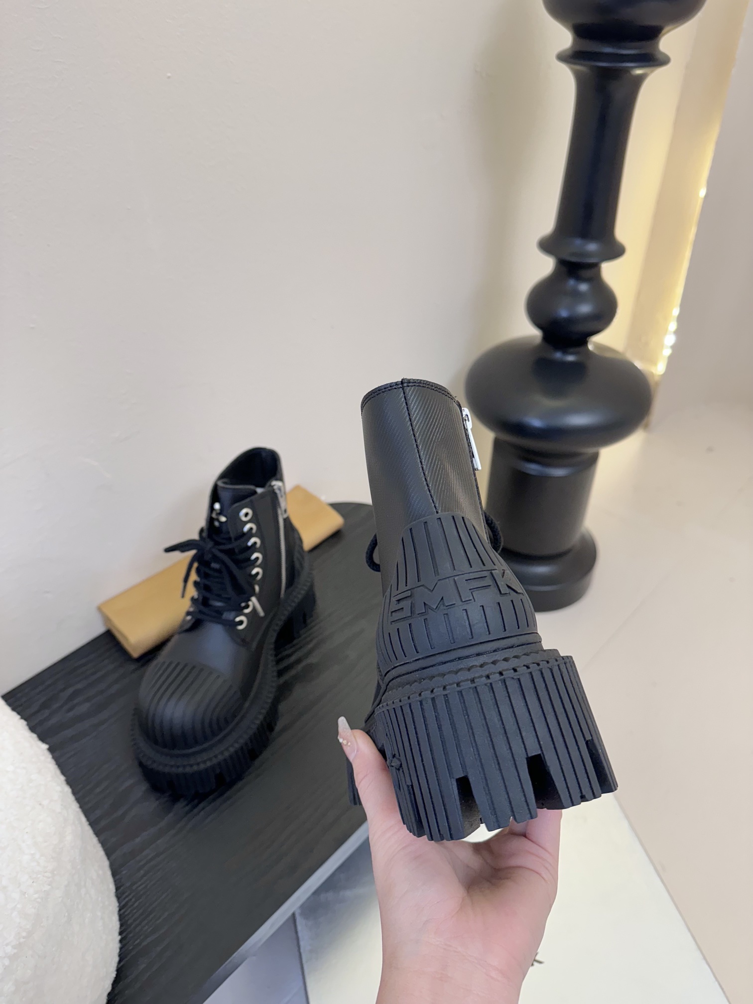 
SMFK 25ss 最新 四季马丁 新款马丁靴

卖疯了 宝子们！吴宣仪同款最近非常门 爆真的是很耐看