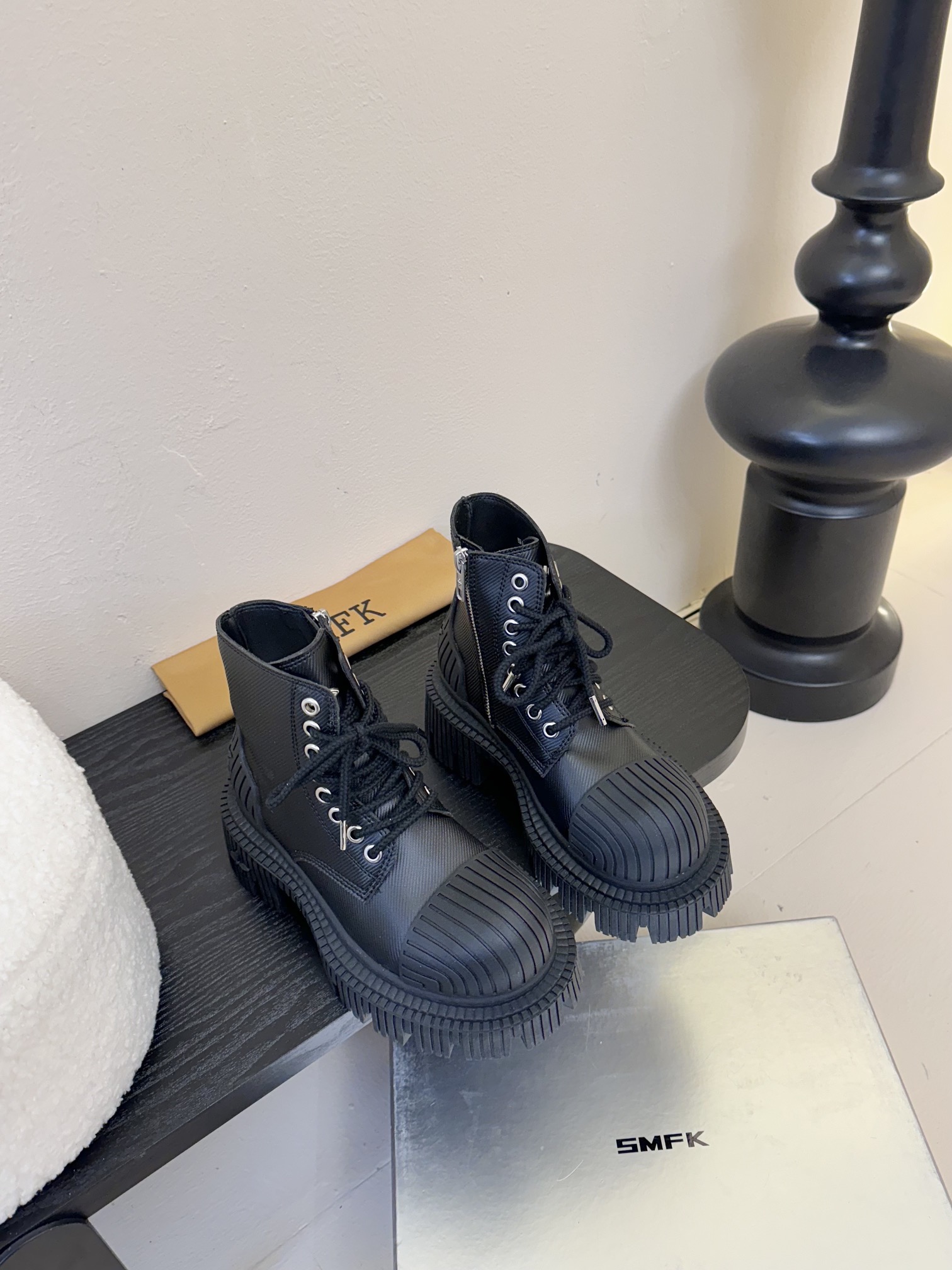 
SMFK 25ss 最新 四季马丁 新款马丁靴

卖疯了 宝子们！吴宣仪同款最近非常门 爆真的是很耐看