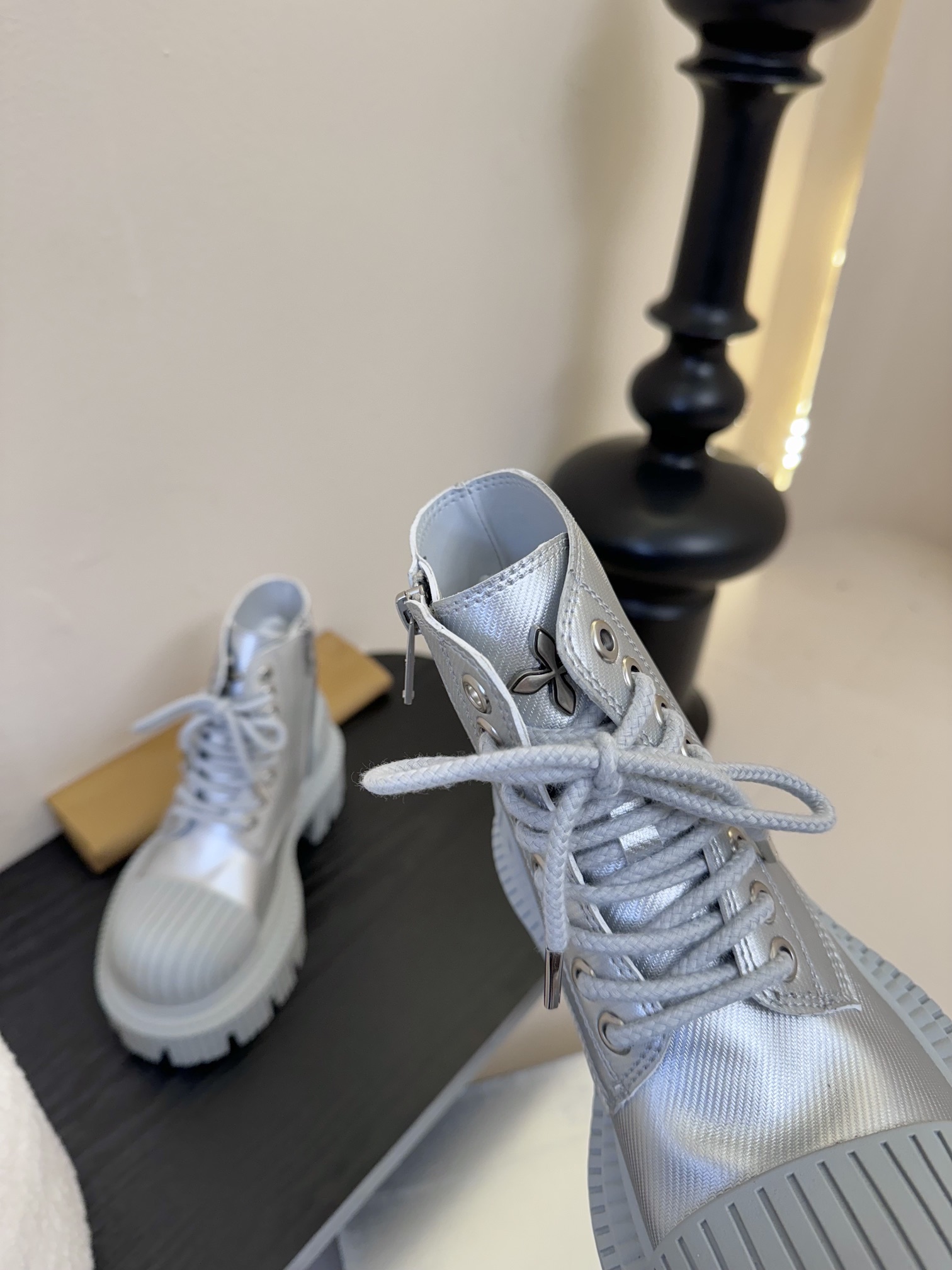 
SMFK 25ss 最新 四季马丁 新款马丁靴

卖疯了 宝子们！吴宣仪同款最近非常门 爆真的是很耐看