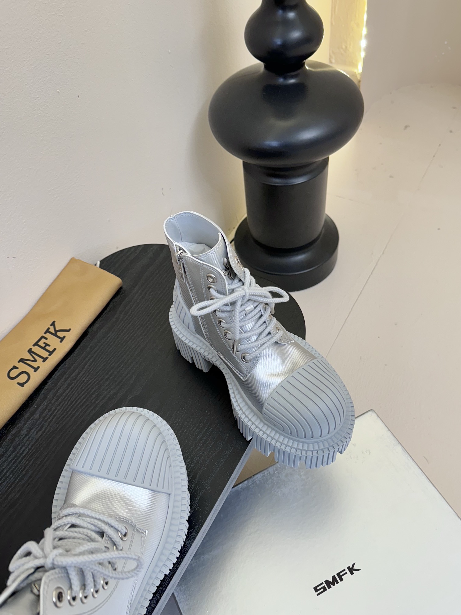 
SMFK 25ss 最新 四季马丁 新款马丁靴

卖疯了 宝子们！吴宣仪同款最近非常门 爆真的是很耐看