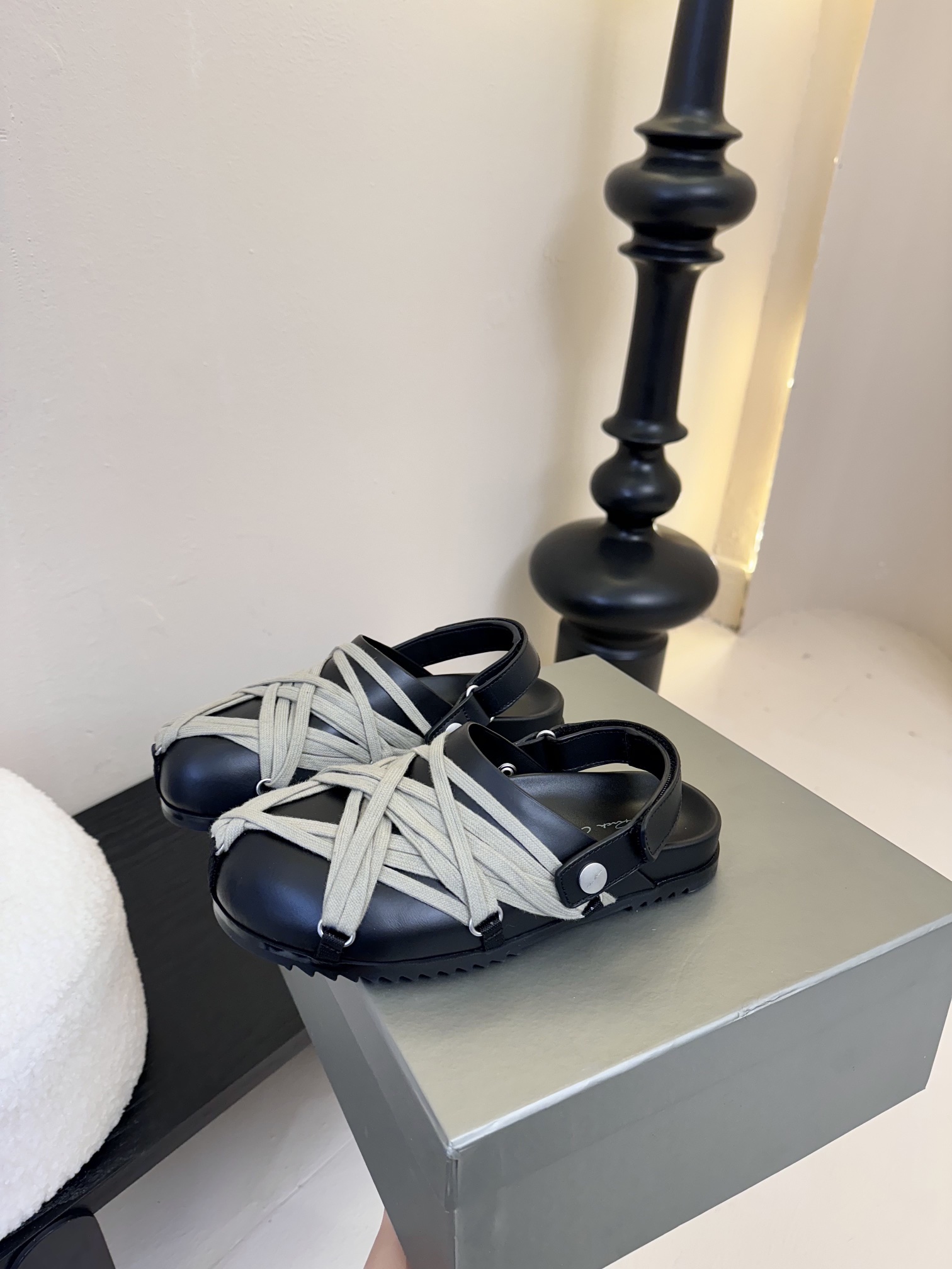 
Rick Owens25ss情侣款弧形勃肯半拖系列
Megalace mule granola
暗黑先