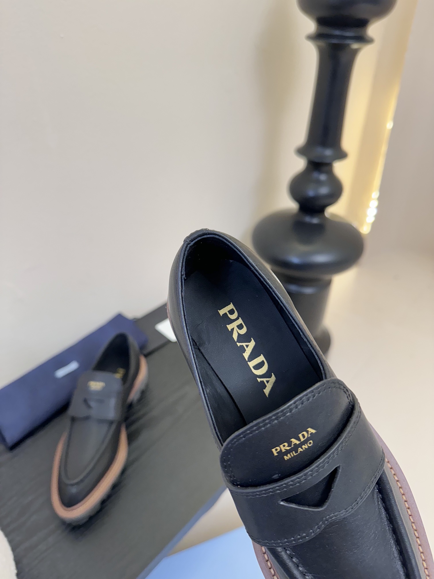 
Prad* 25ss 普拉达走秀款复古流苏半拖鞋单鞋爆款！走秀款 复古感时髦满满  随意百搭 时尚休闲