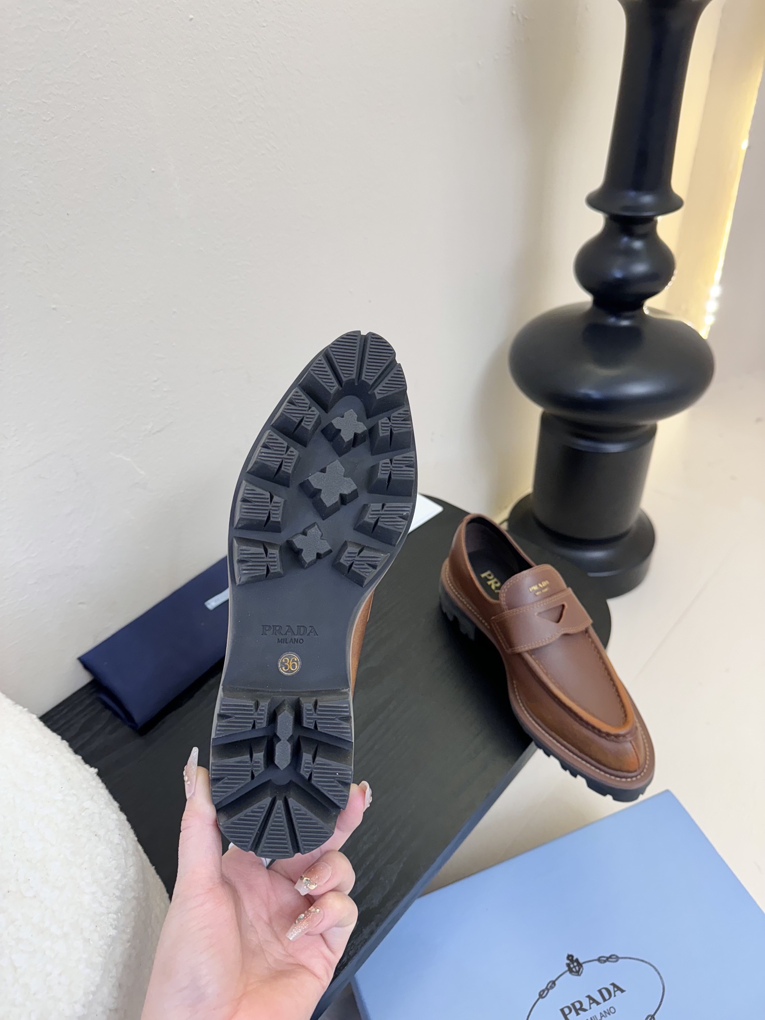 
Prad* 25ss 普拉达走秀款复古流苏半拖鞋单鞋爆款！走秀款 复古感时髦满满  随意百搭 时尚休闲
