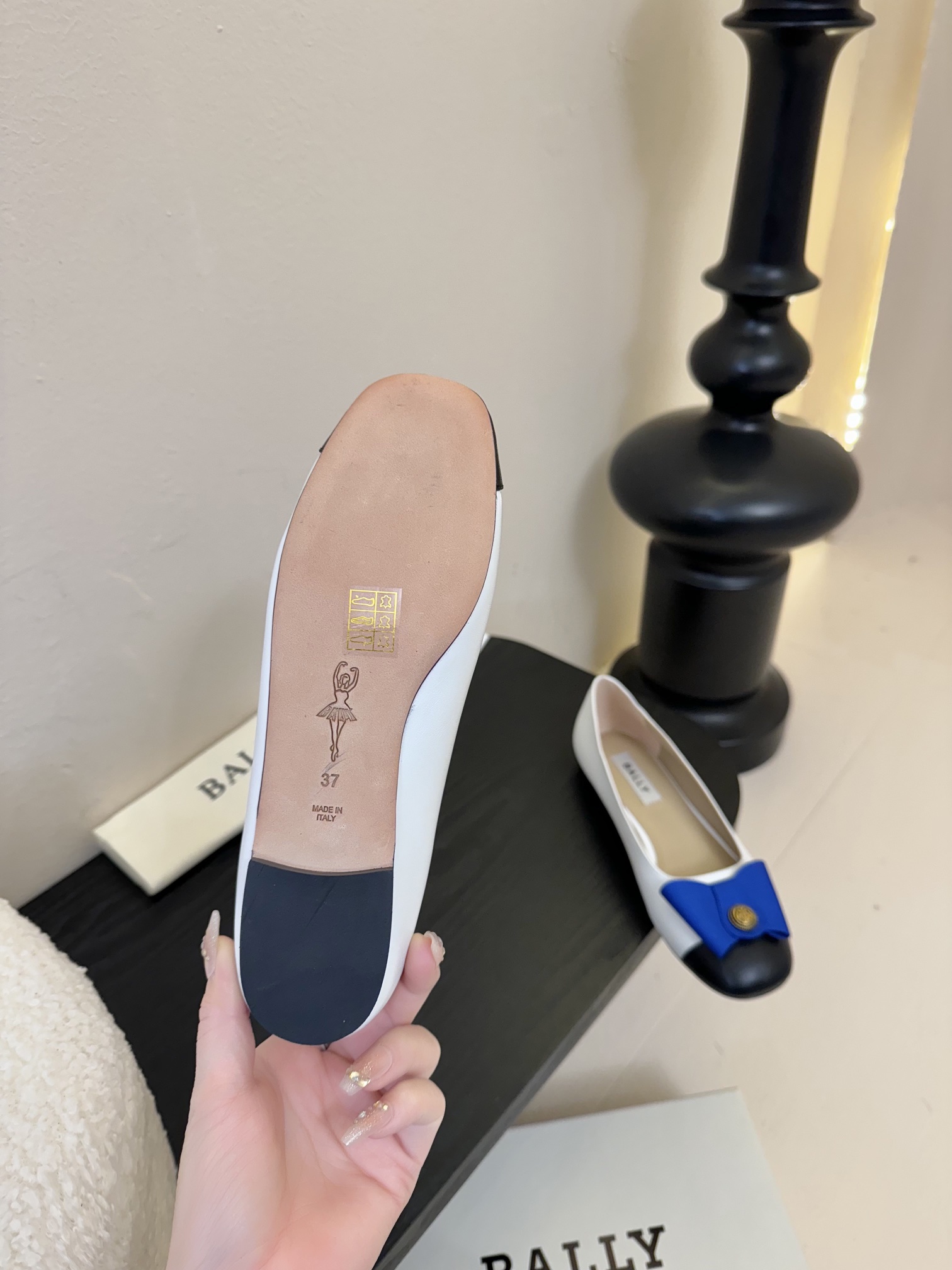 
Bally 芭利 25ss春夏新款 织带蝴蝶结 扣饰 粗跟 单鞋

款式新颖别致，采用方形头型设计 配