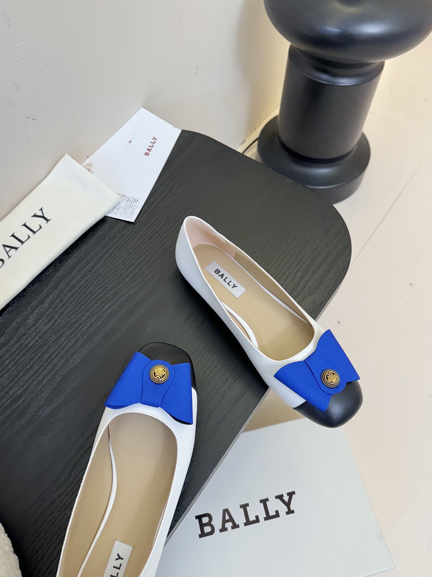
Bally 芭利 25ss春夏新款 织带蝴蝶结 扣饰 粗跟 单鞋

款式新颖别致，采用方形头型设计 配