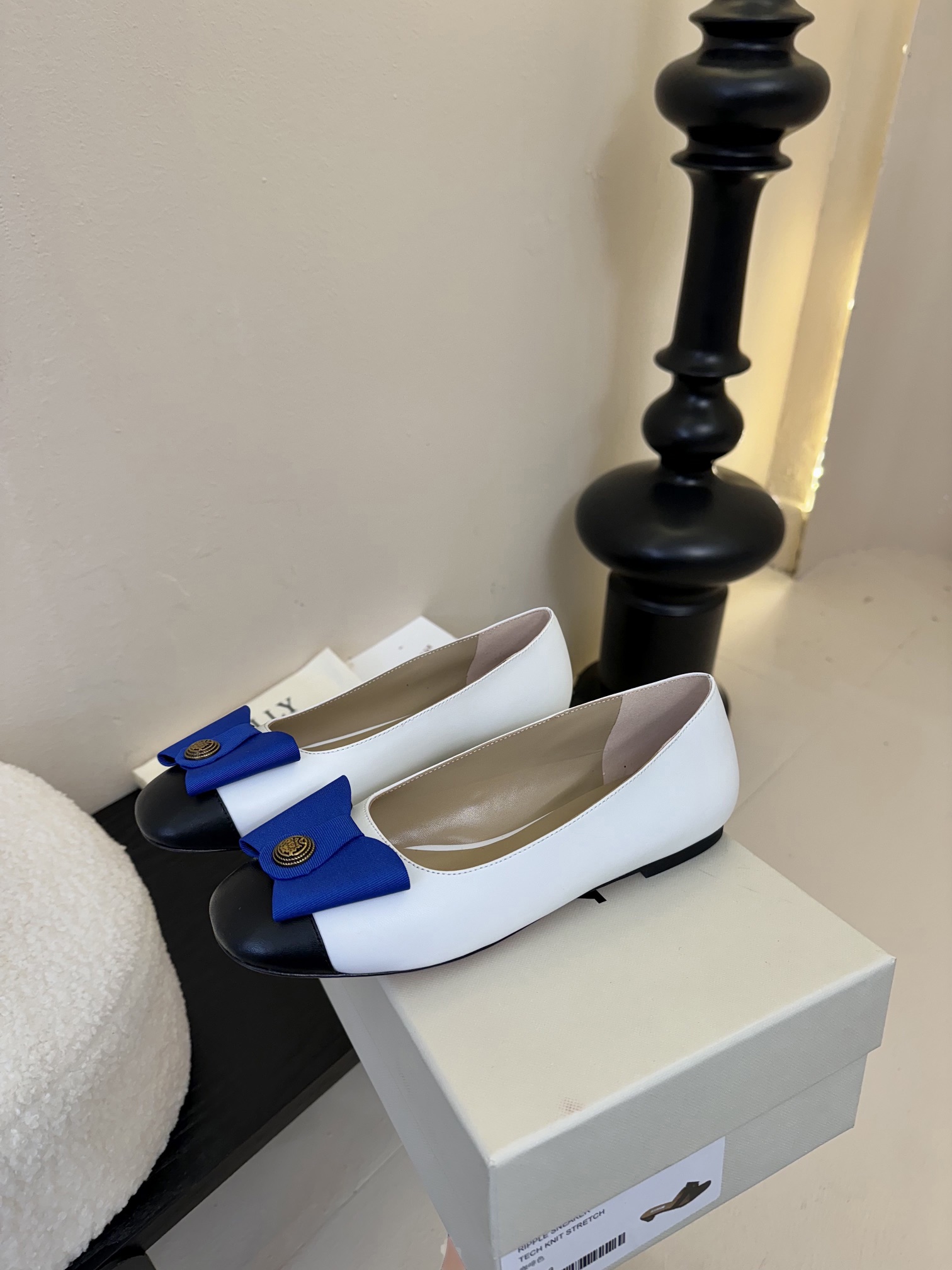 
Bally 芭利 25ss春夏新款 织带蝴蝶结 扣饰 粗跟 单鞋

款式新颖别致，采用方形头型设计 配