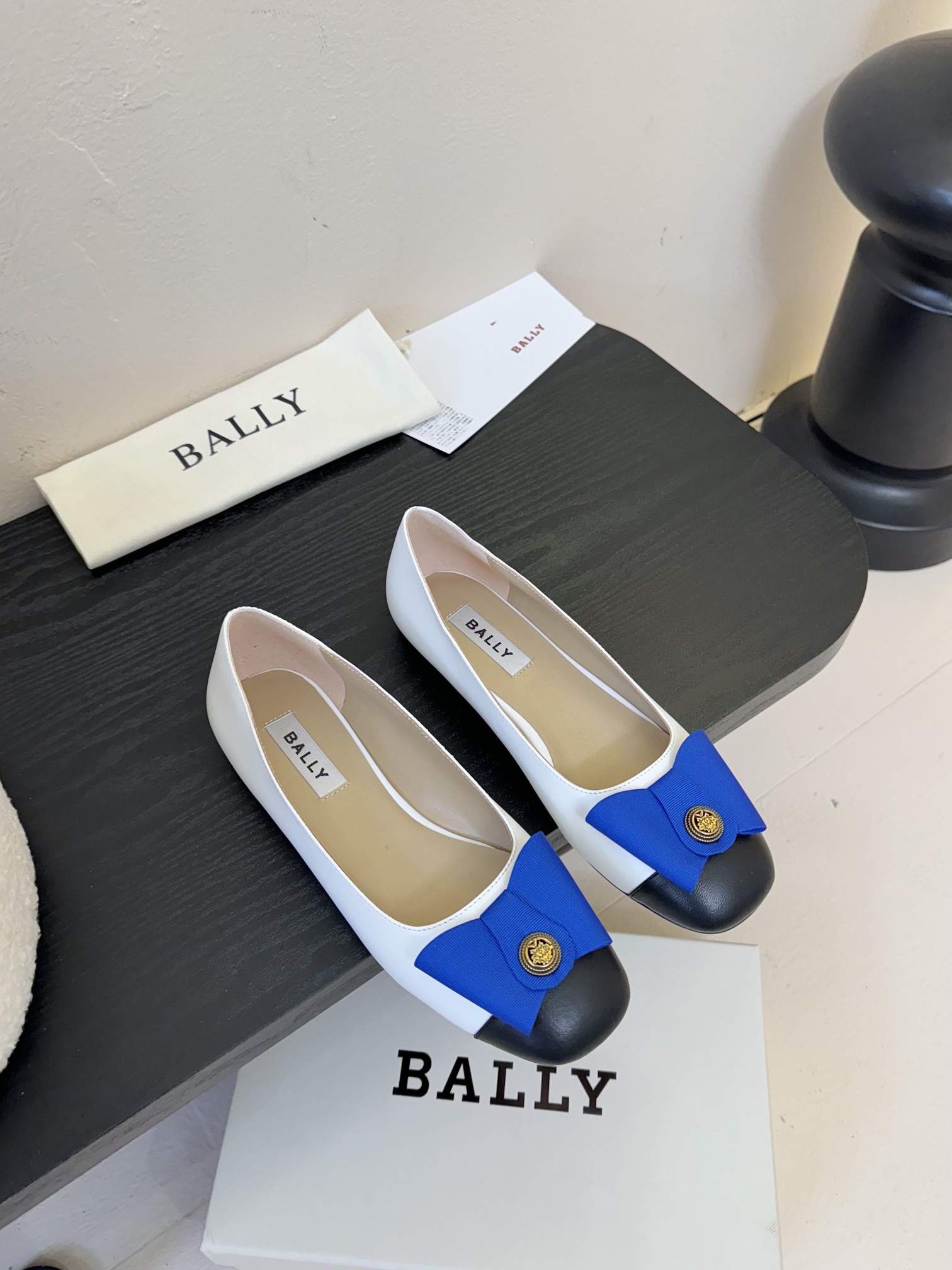 
Bally 芭利 25ss春夏新款 织带蝴蝶结 扣饰 粗跟 单鞋

款式新颖别致，采用方形头型设计 配