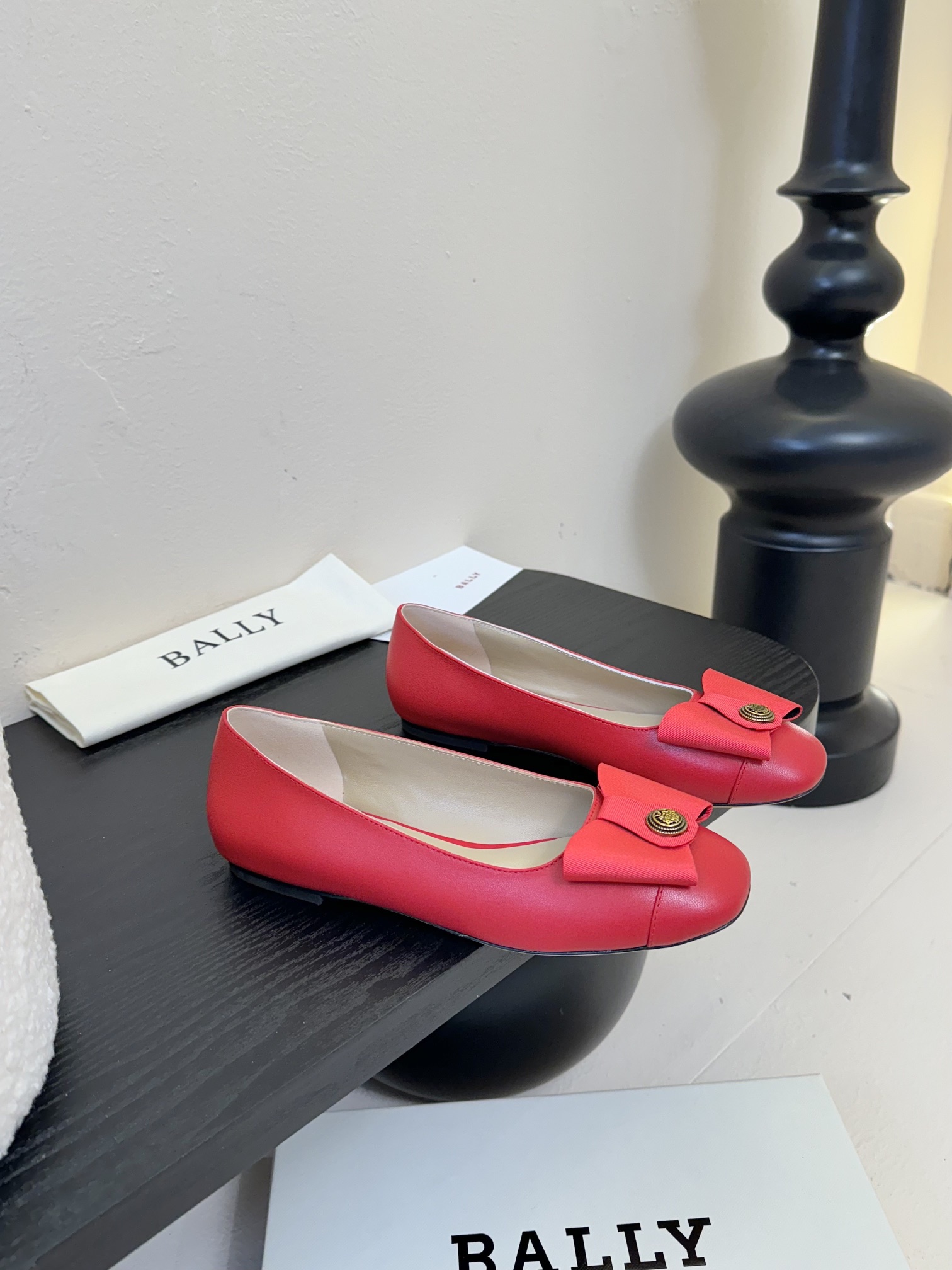
Bally 芭利 25ss春夏新款 织带蝴蝶结 扣饰 粗跟 单鞋

款式新颖别致，采用方形头型设计 配