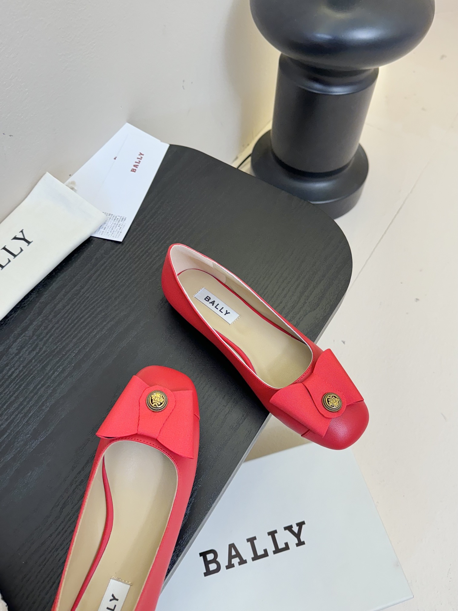
Bally 芭利 25ss春夏新款 织带蝴蝶结 扣饰 粗跟 单鞋

款式新颖别致，采用方形头型设计 配