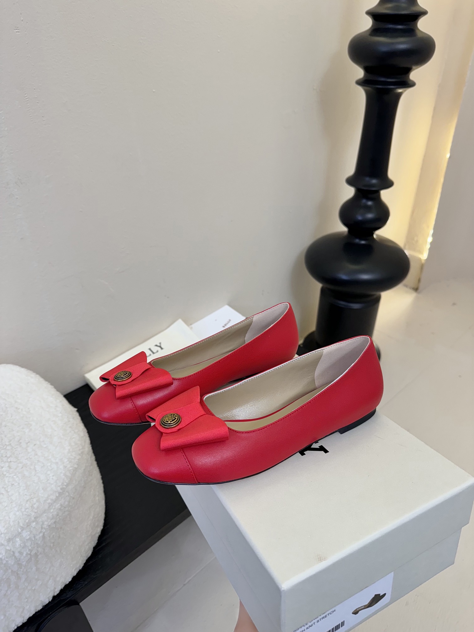 
Bally 芭利 25ss春夏新款 织带蝴蝶结 扣饰 粗跟 单鞋

款式新颖别致，采用方形头型设计 配