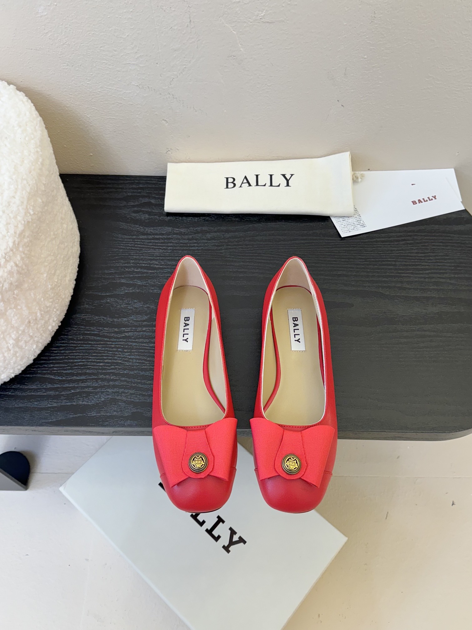 
Bally 芭利 25ss春夏新款 织带蝴蝶结 扣饰 粗跟 单鞋

款式新颖别致，采用方形头型设计 配