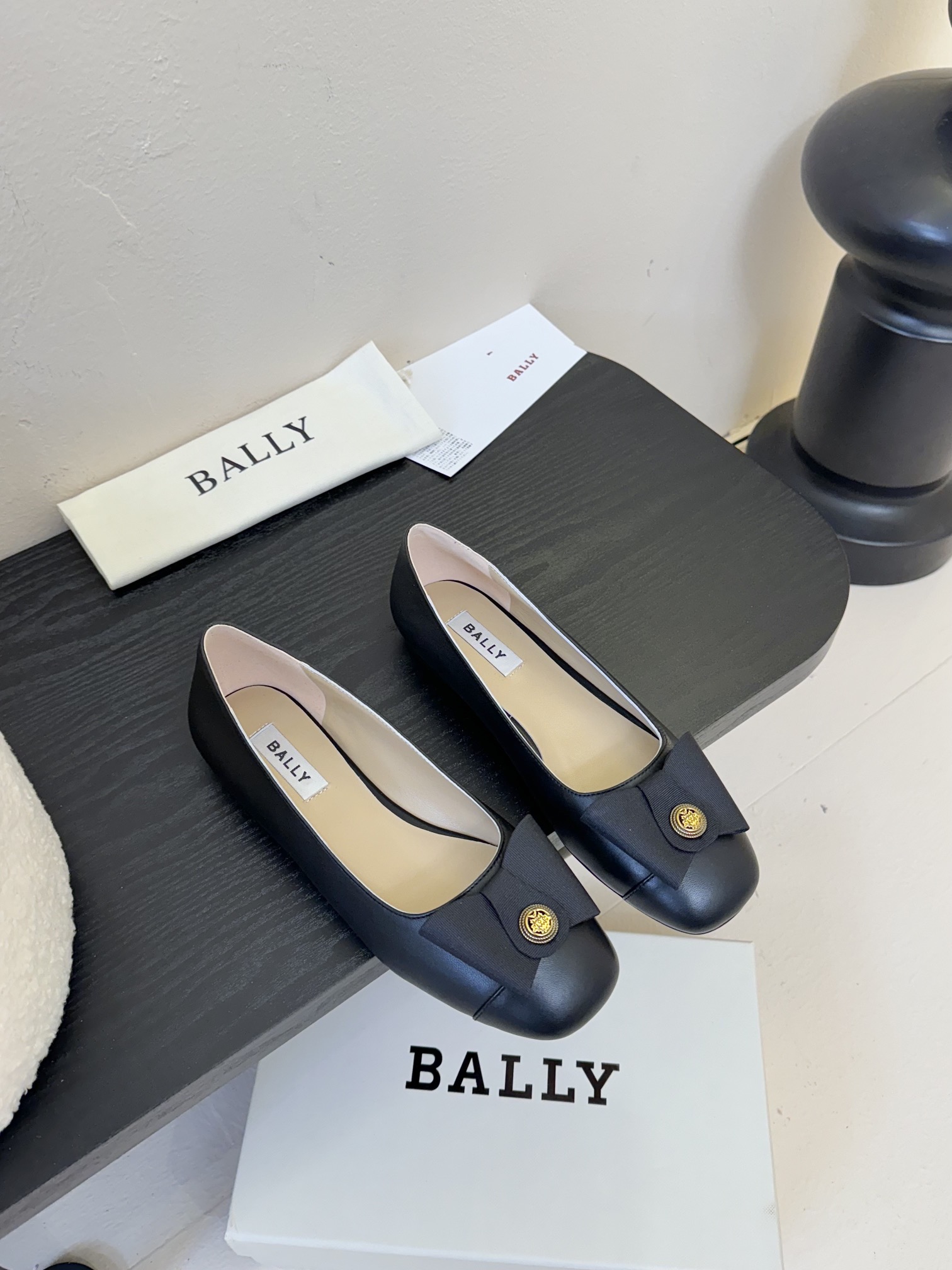 
Bally 芭利 25ss春夏新款 织带蝴蝶结 扣饰 粗跟 单鞋

款式新颖别致，采用方形头型设计 配