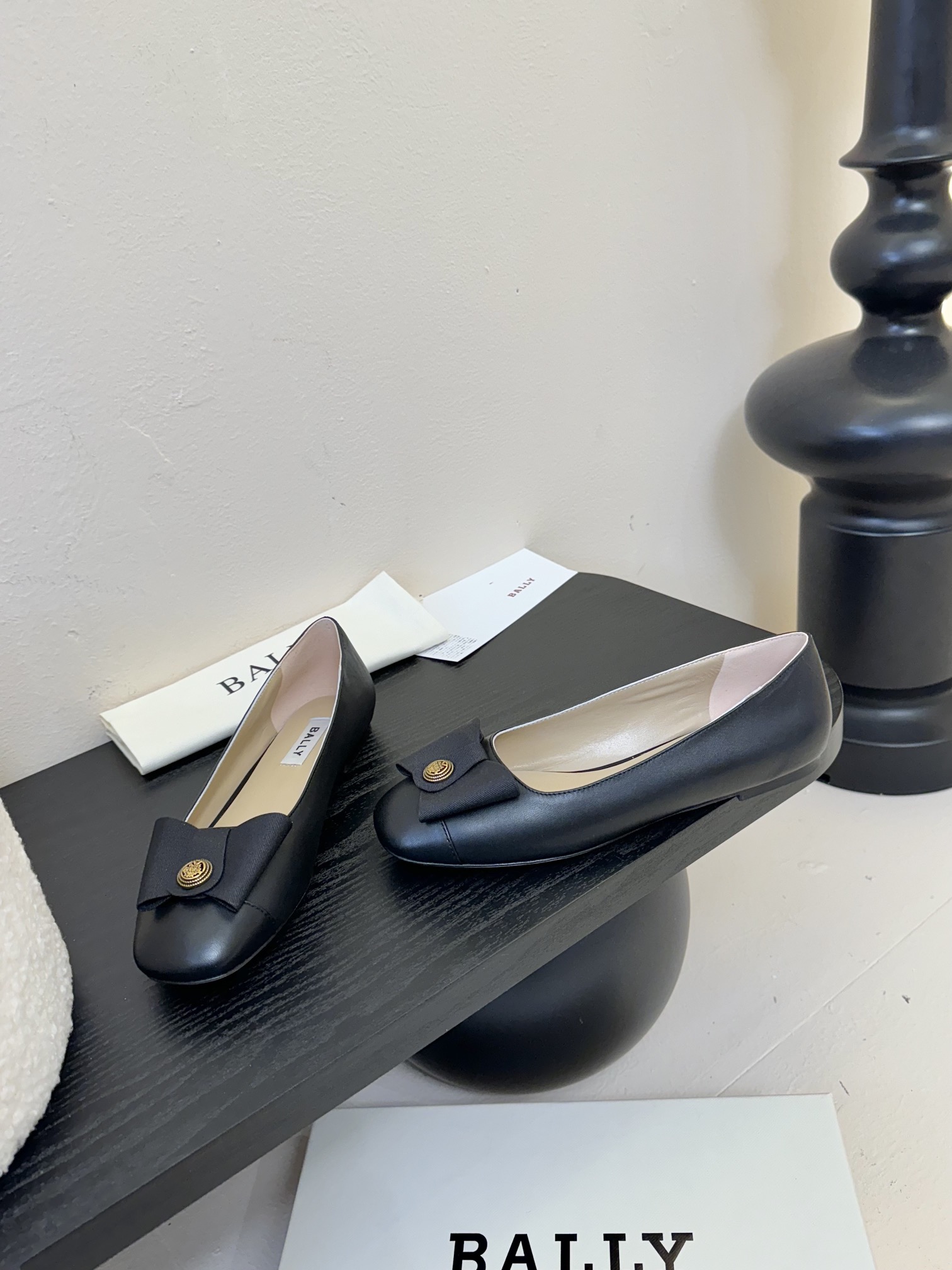 
Bally 芭利 25ss春夏新款 织带蝴蝶结 扣饰 粗跟 单鞋

款式新颖别致，采用方形头型设计 配