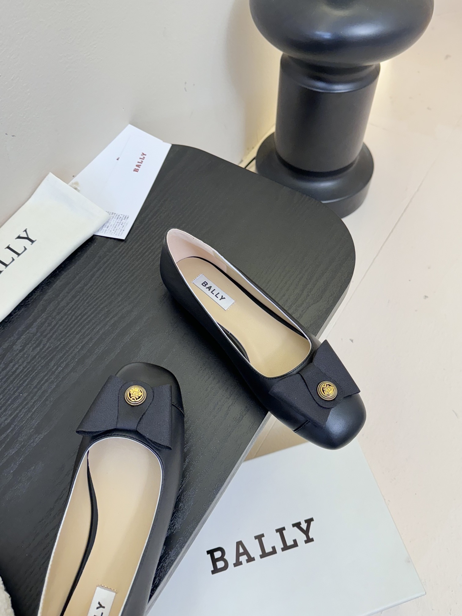 
Bally 芭利 25ss春夏新款 织带蝴蝶结 扣饰 粗跟 单鞋

款式新颖别致，采用方形头型设计 配